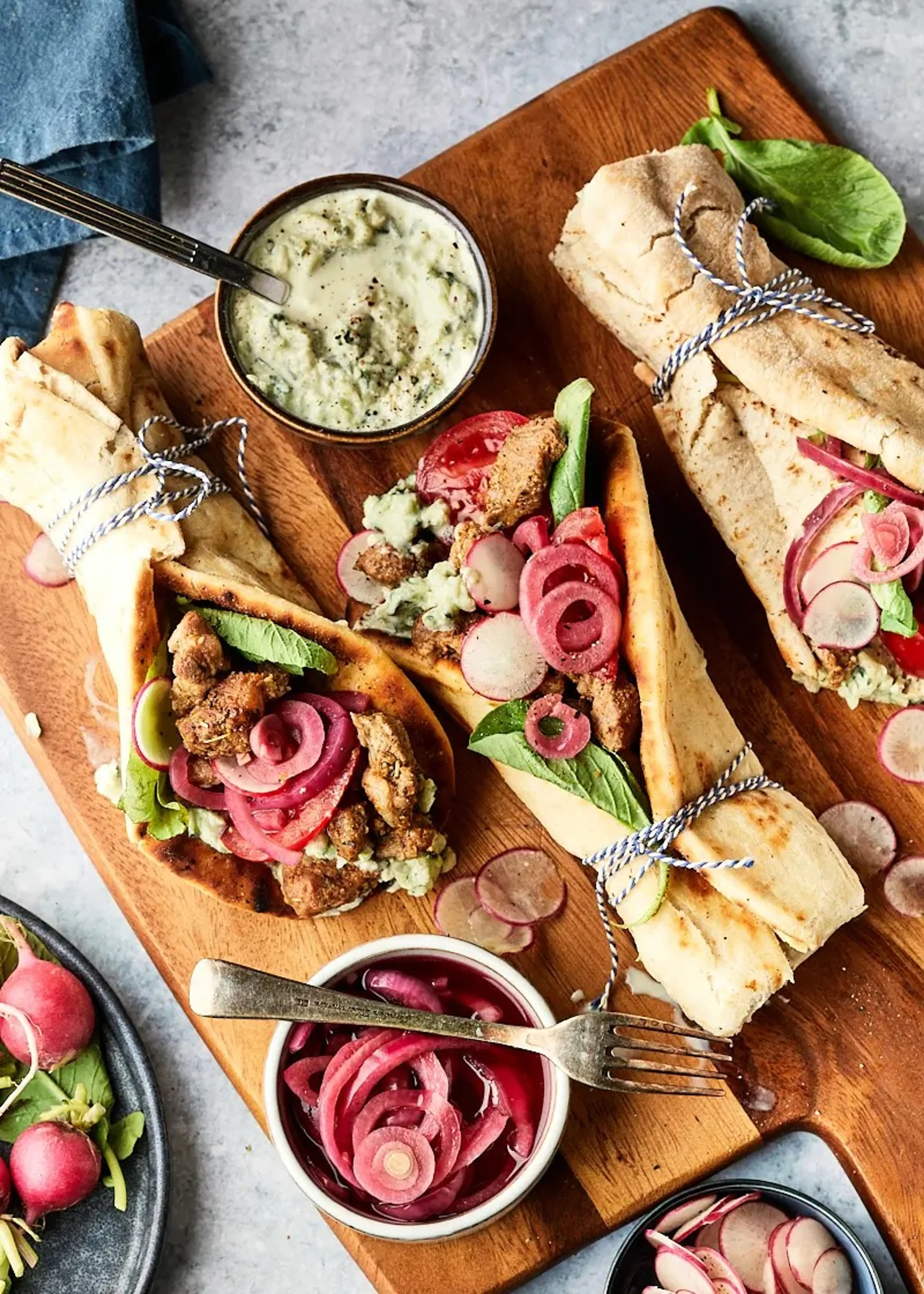 Pita gyros met ingelegde rode ui
