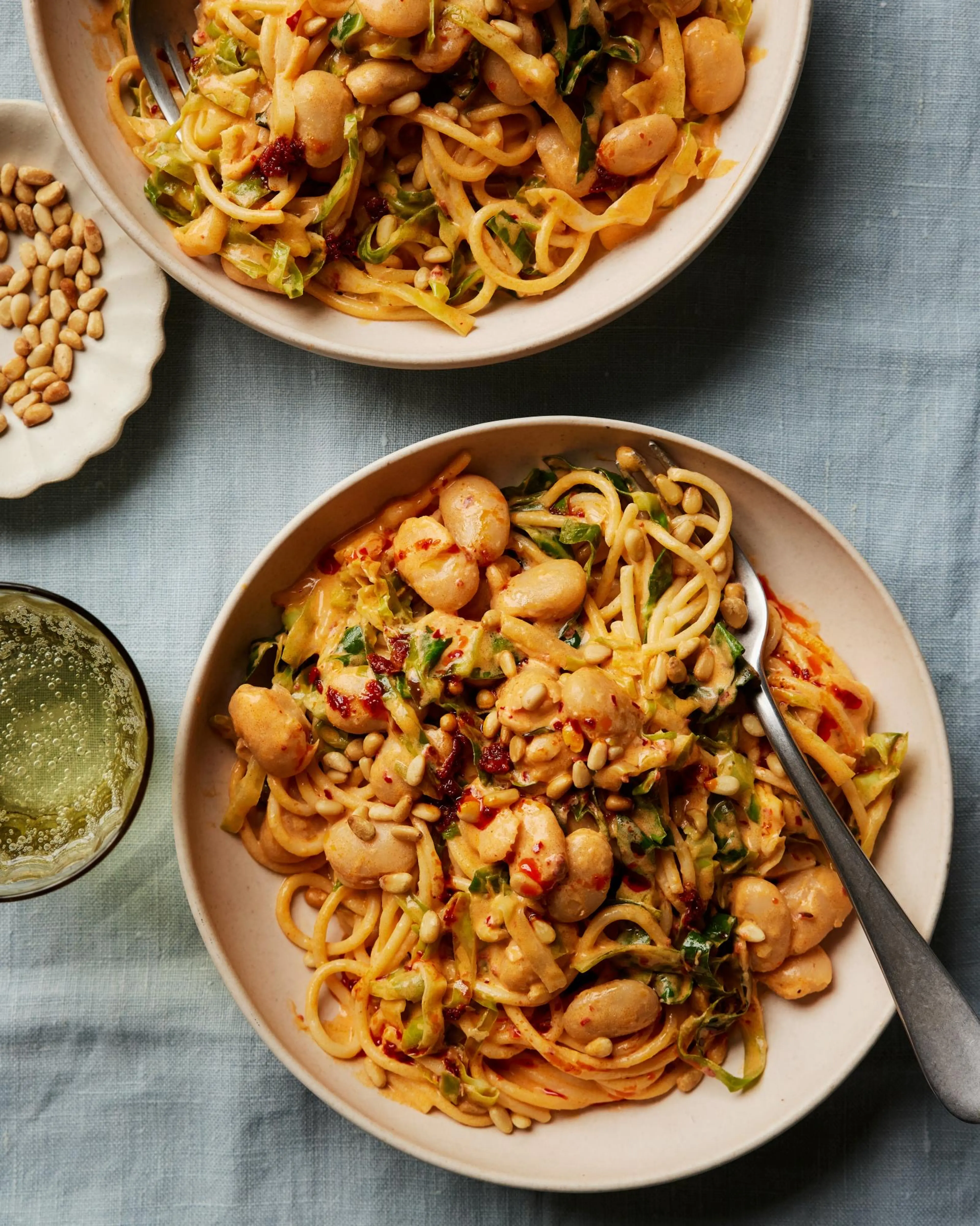 Spaghetti mit Frühlingsgemüse, Butterbohnen und Harissa