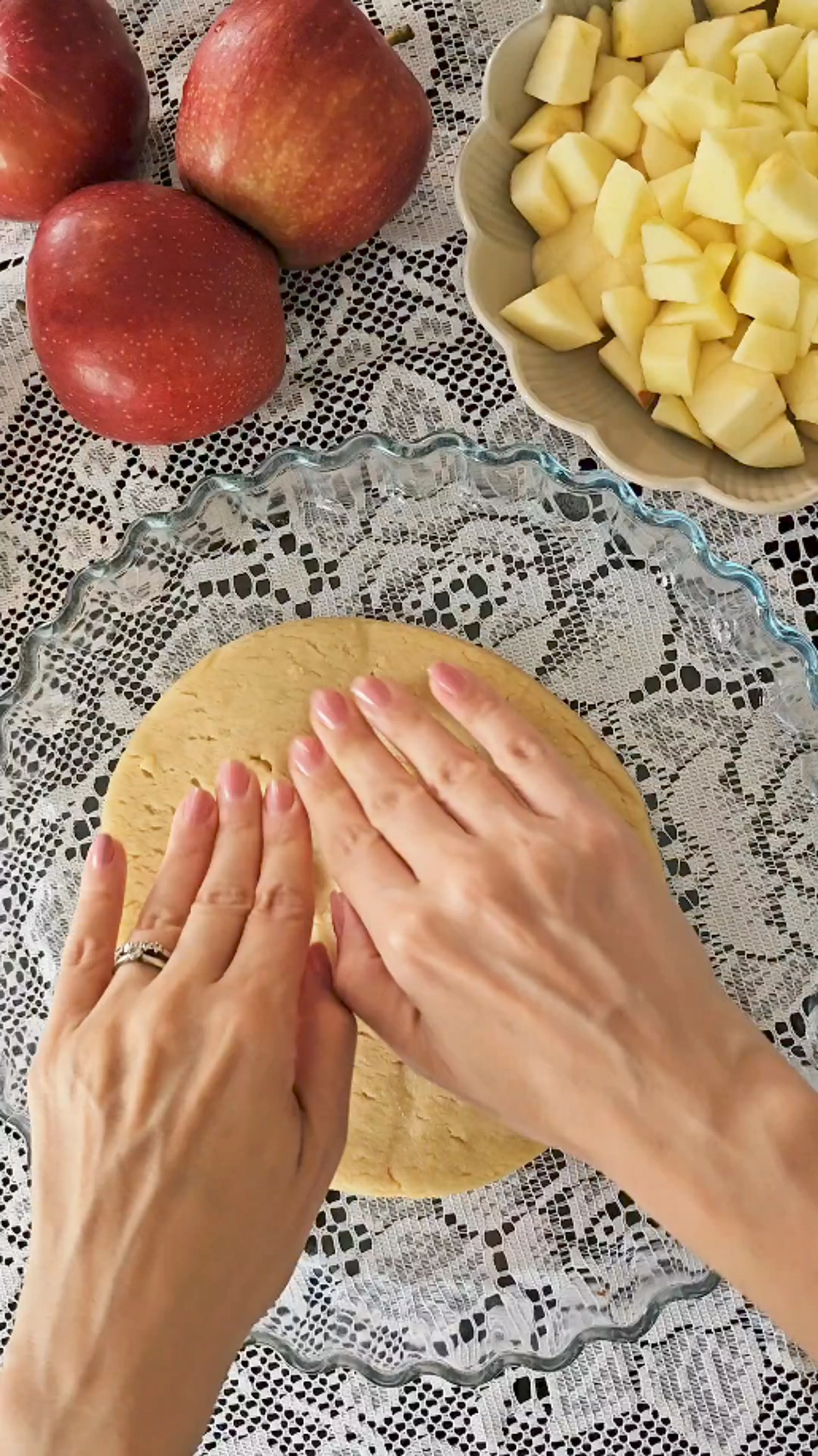 Kinuskinen Tuorejuusto-omenapiirakka