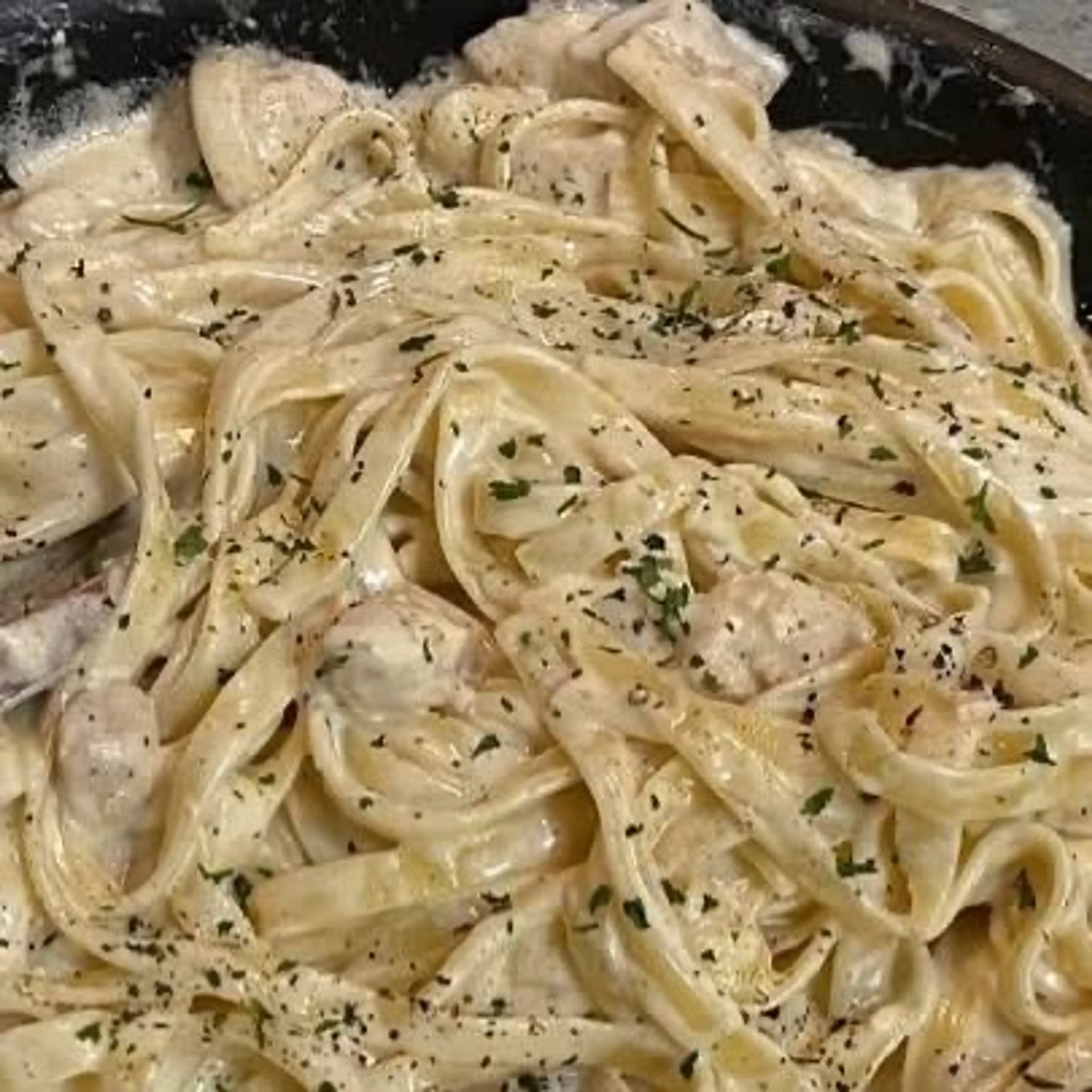 Creamy Chicken Alfredo Fettuccine