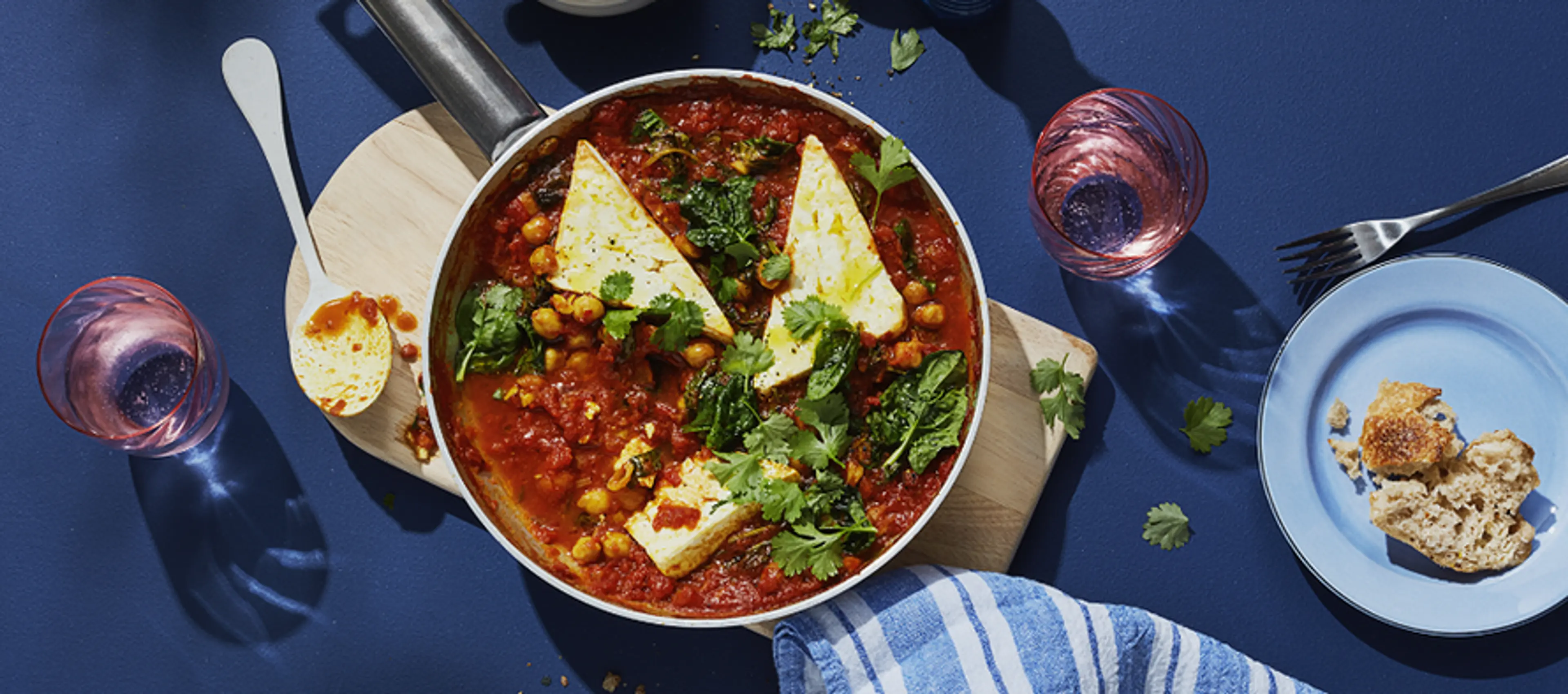 Paahdettu fetajuusto ja Curry Mango -kikhernepataa