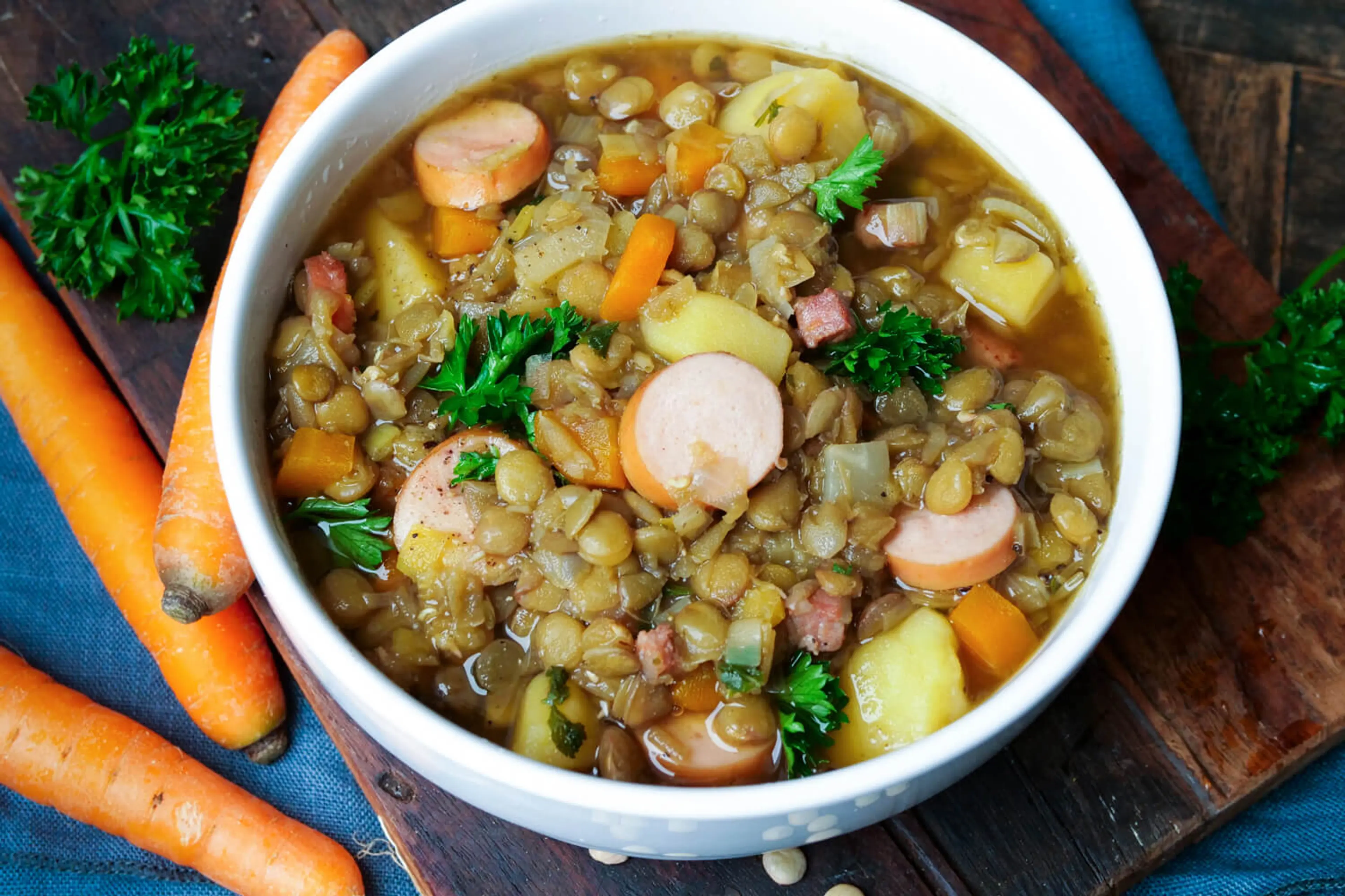 Linsensuppe mit Würstchen