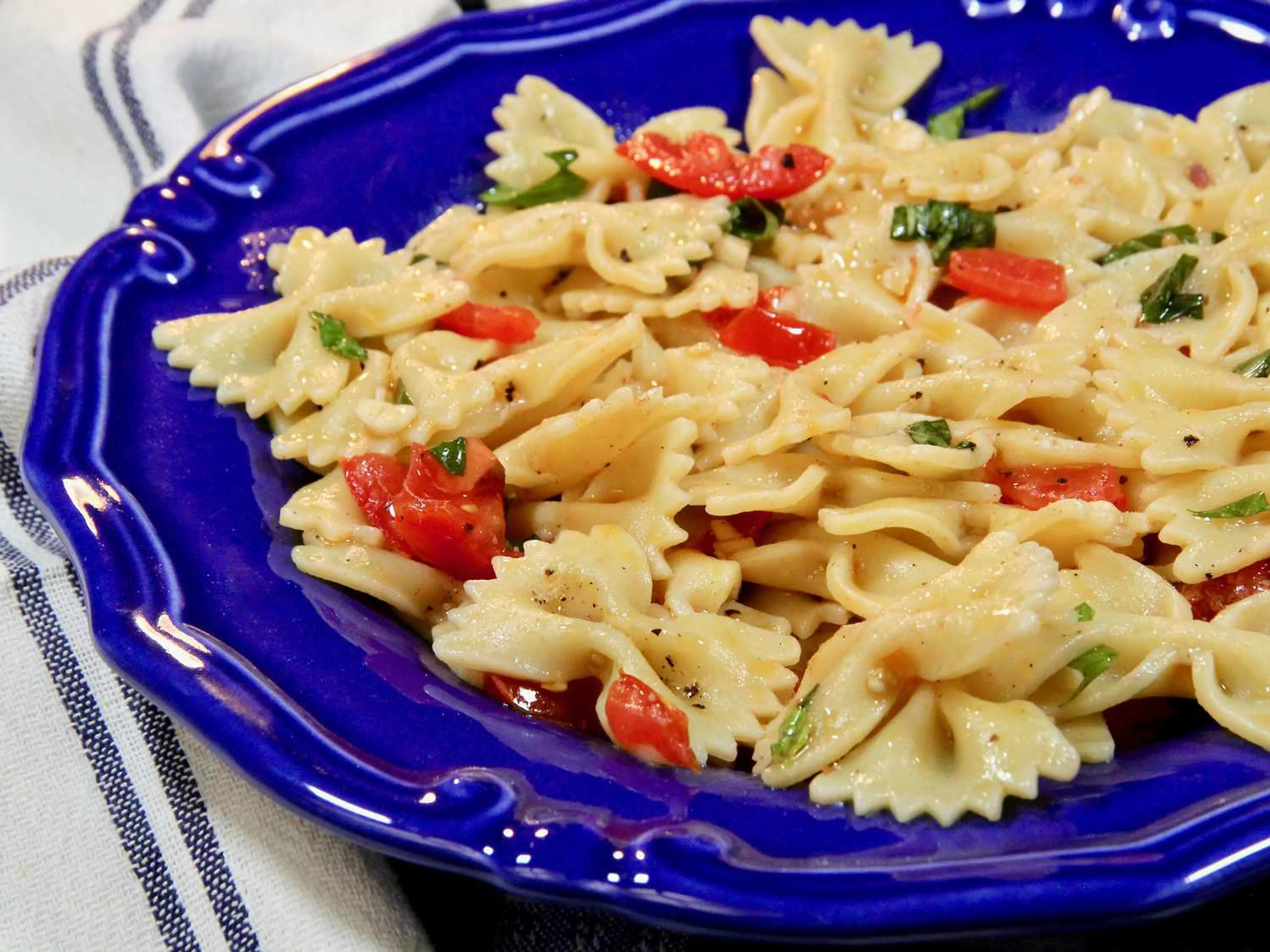 Easy Olive Oil, Tomato, and Basil Pasta