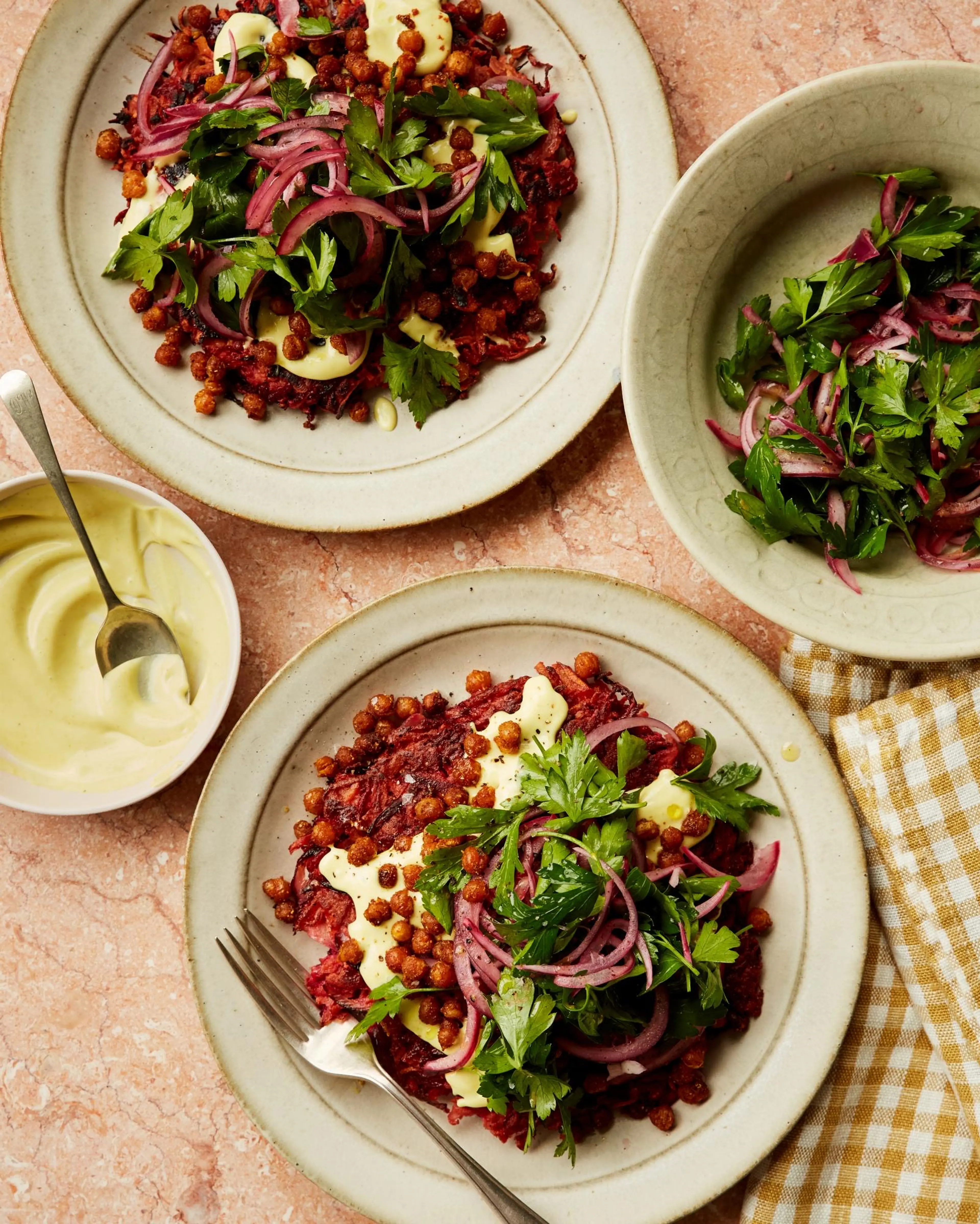 Rösti aus Wurzelgemüse, knusprige Kichererbsen mit Petersili