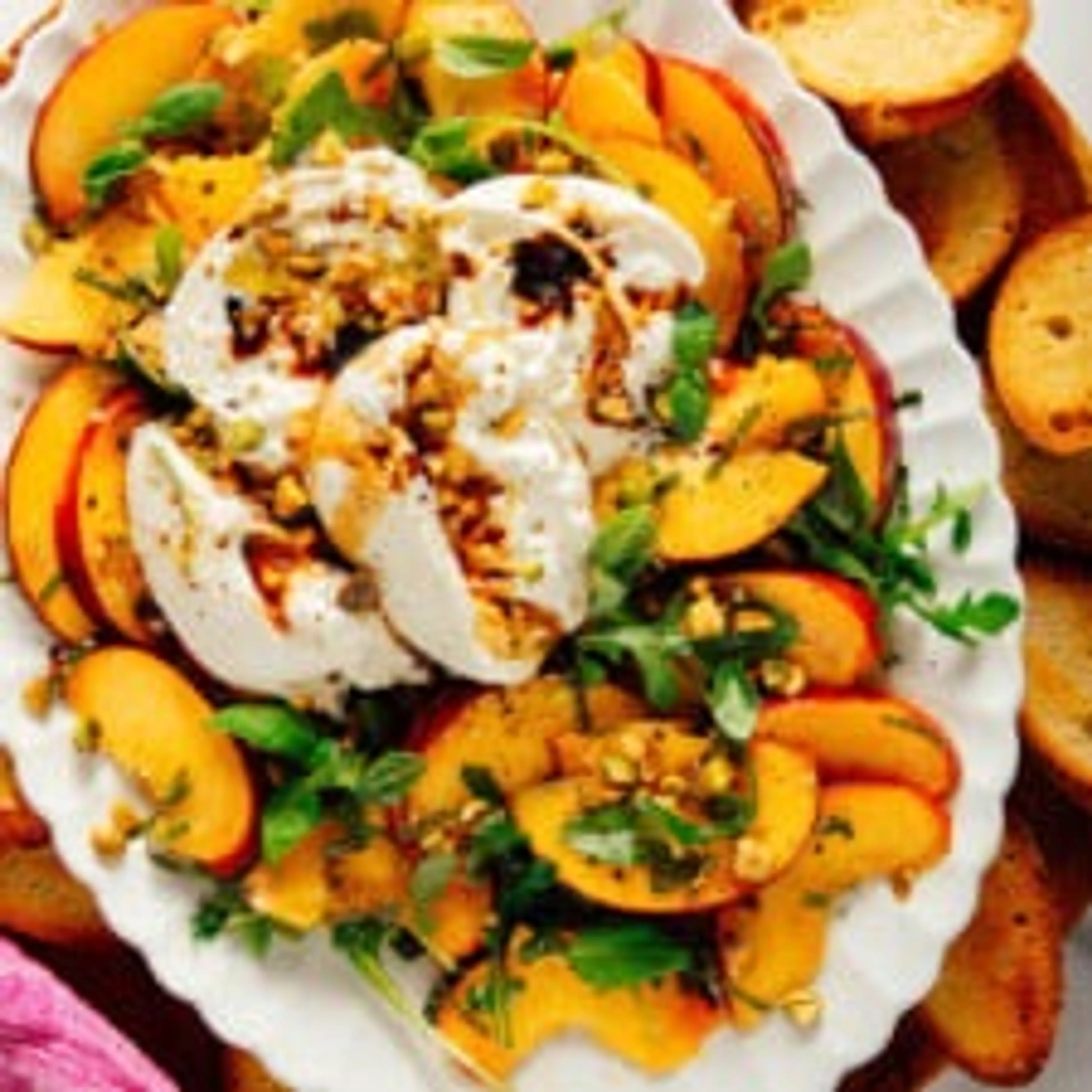 Pfirsich-Burrata-Salat