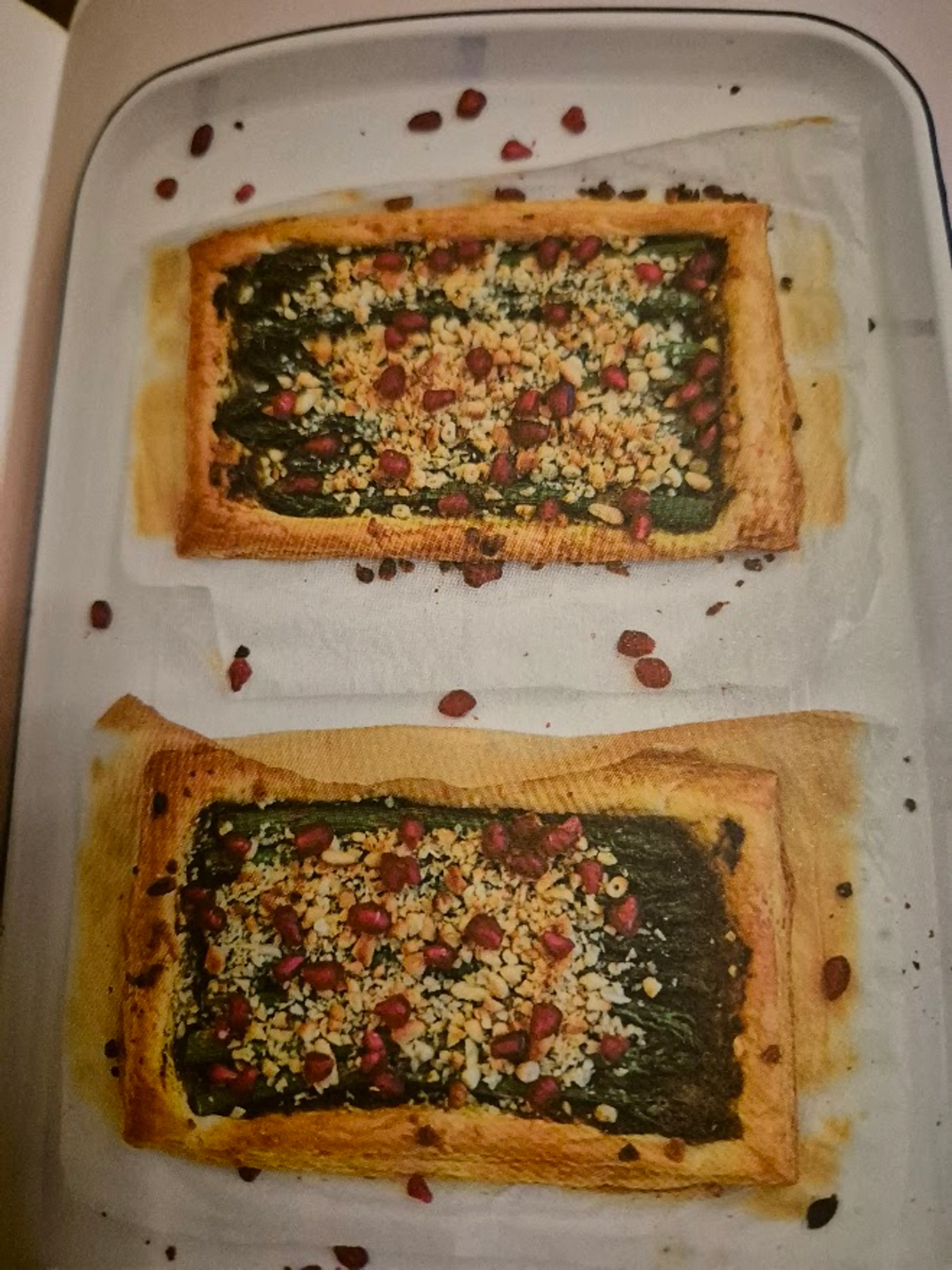 Taartjes van asperges, granaatappel & pijnboompitten