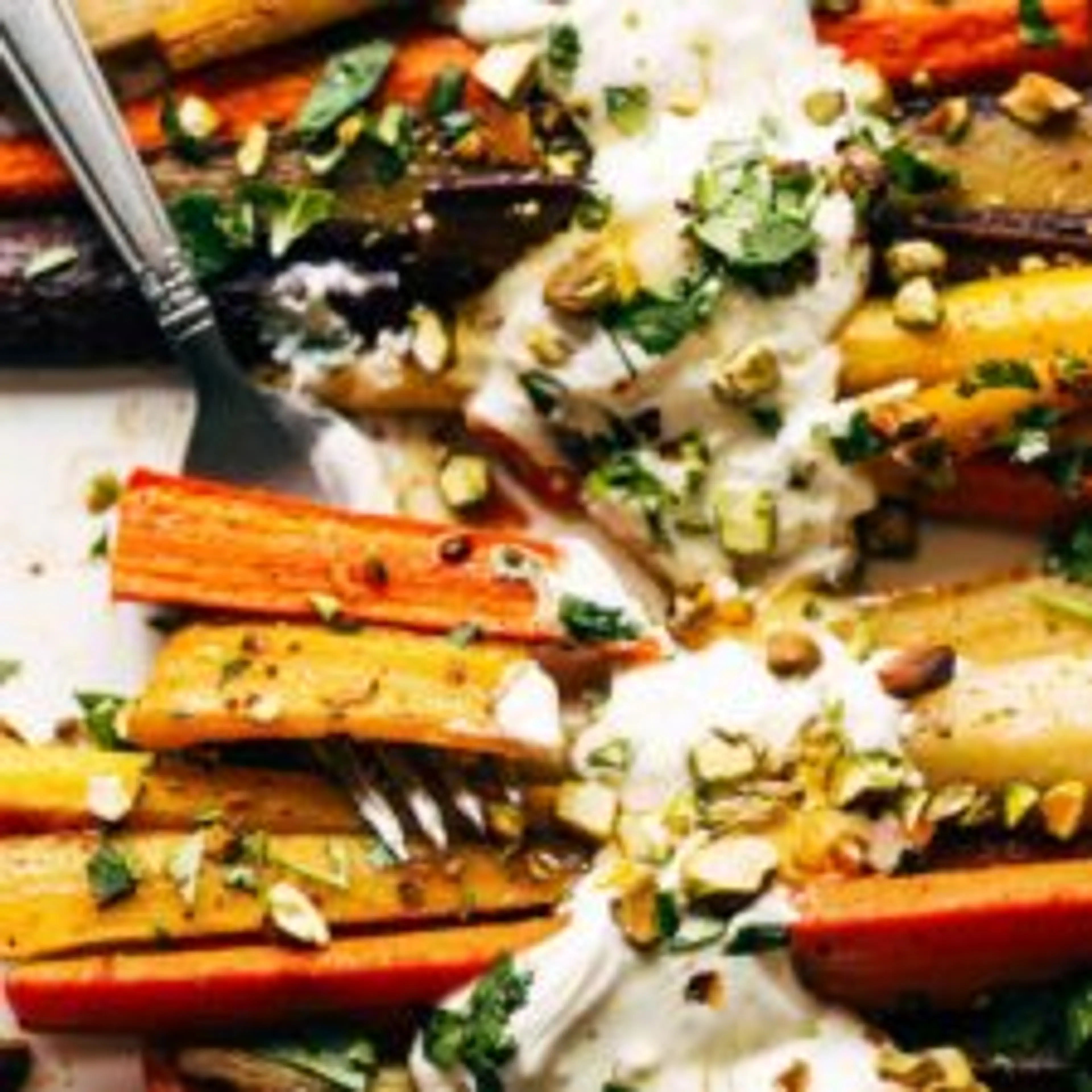 Roasted Carrots with Honey and Garlic Yogurt Sauce