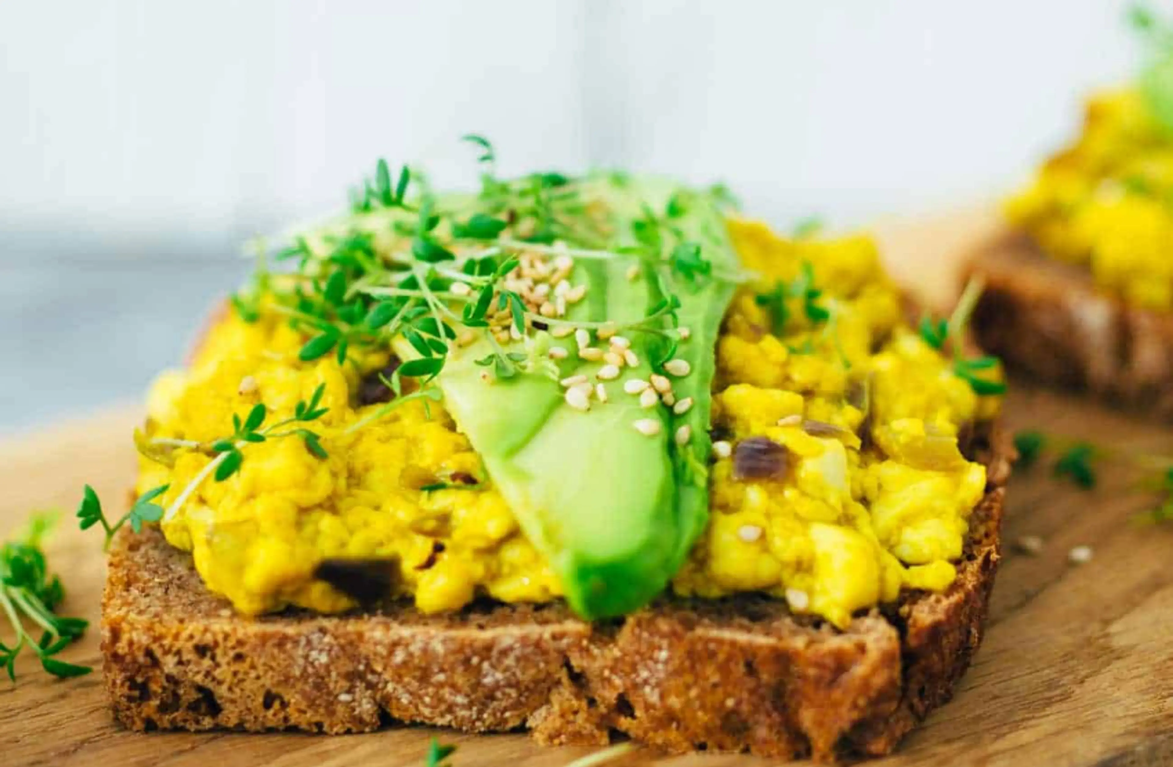Klassisches veganes Rührei mit Seidentofu (15 Minuten)
