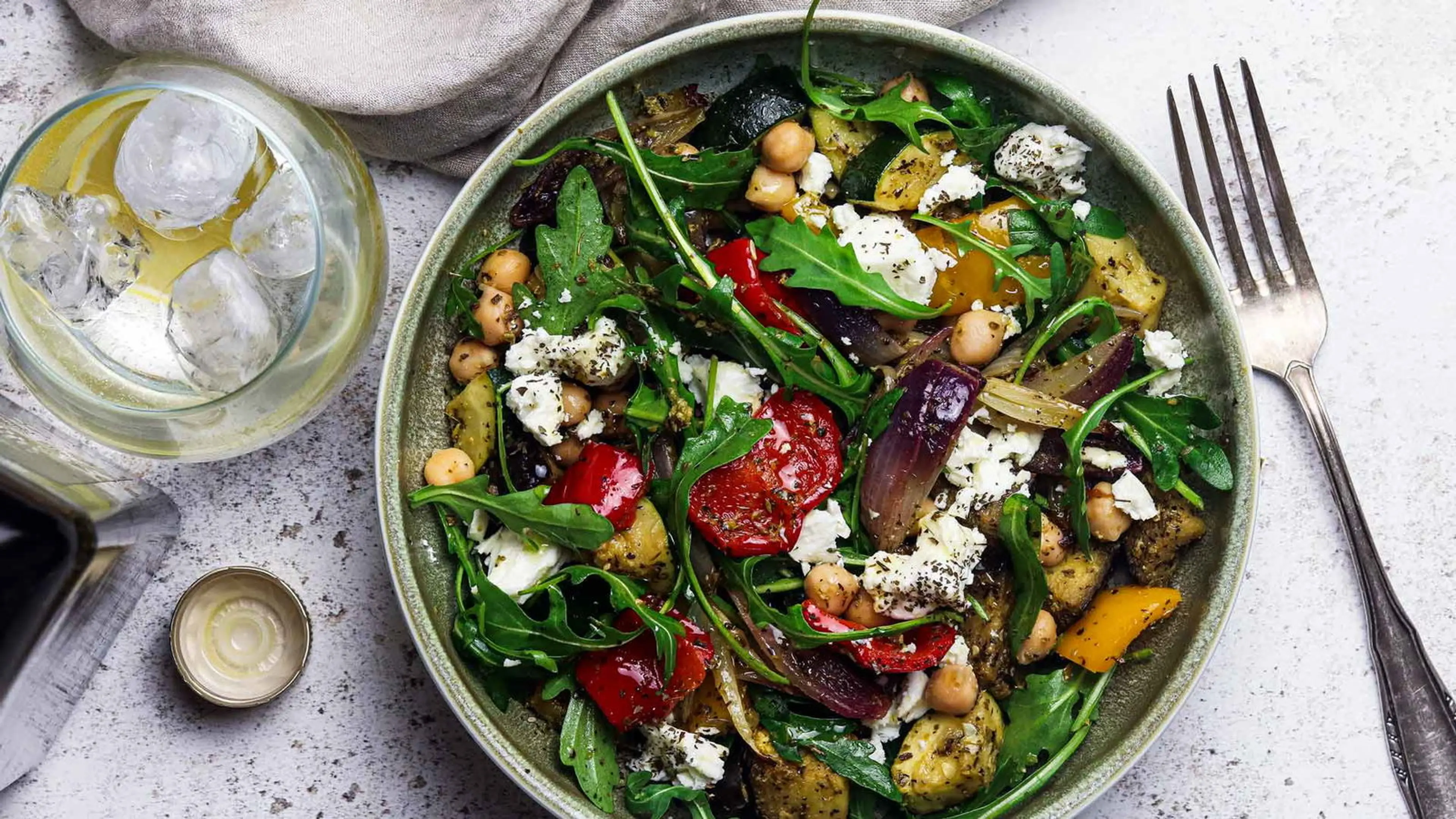 Mediterraner Salat mit geröstetem Pesto-Gemüse
