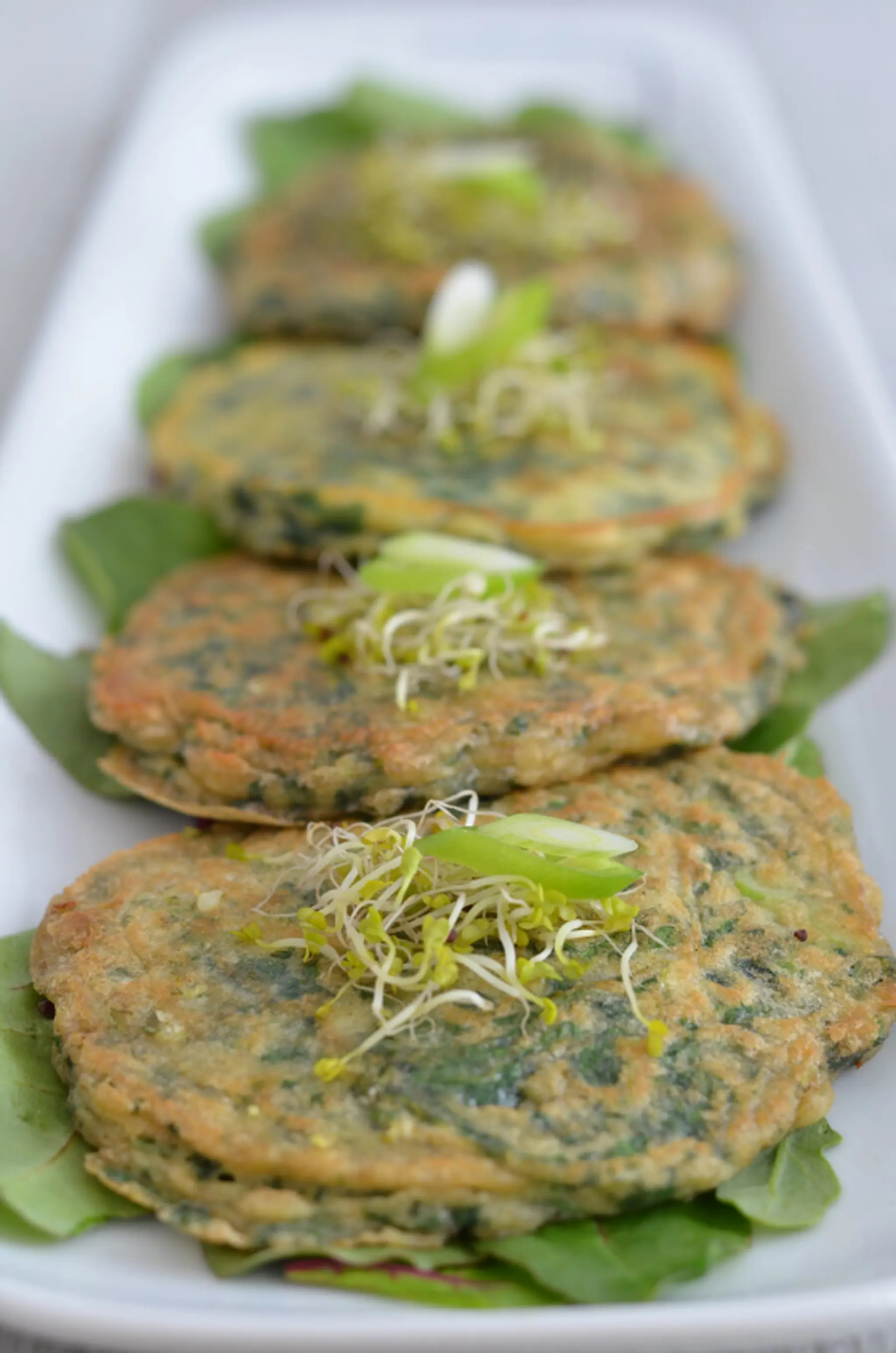 Grüne Pfannkuchen mit Limettenbutter