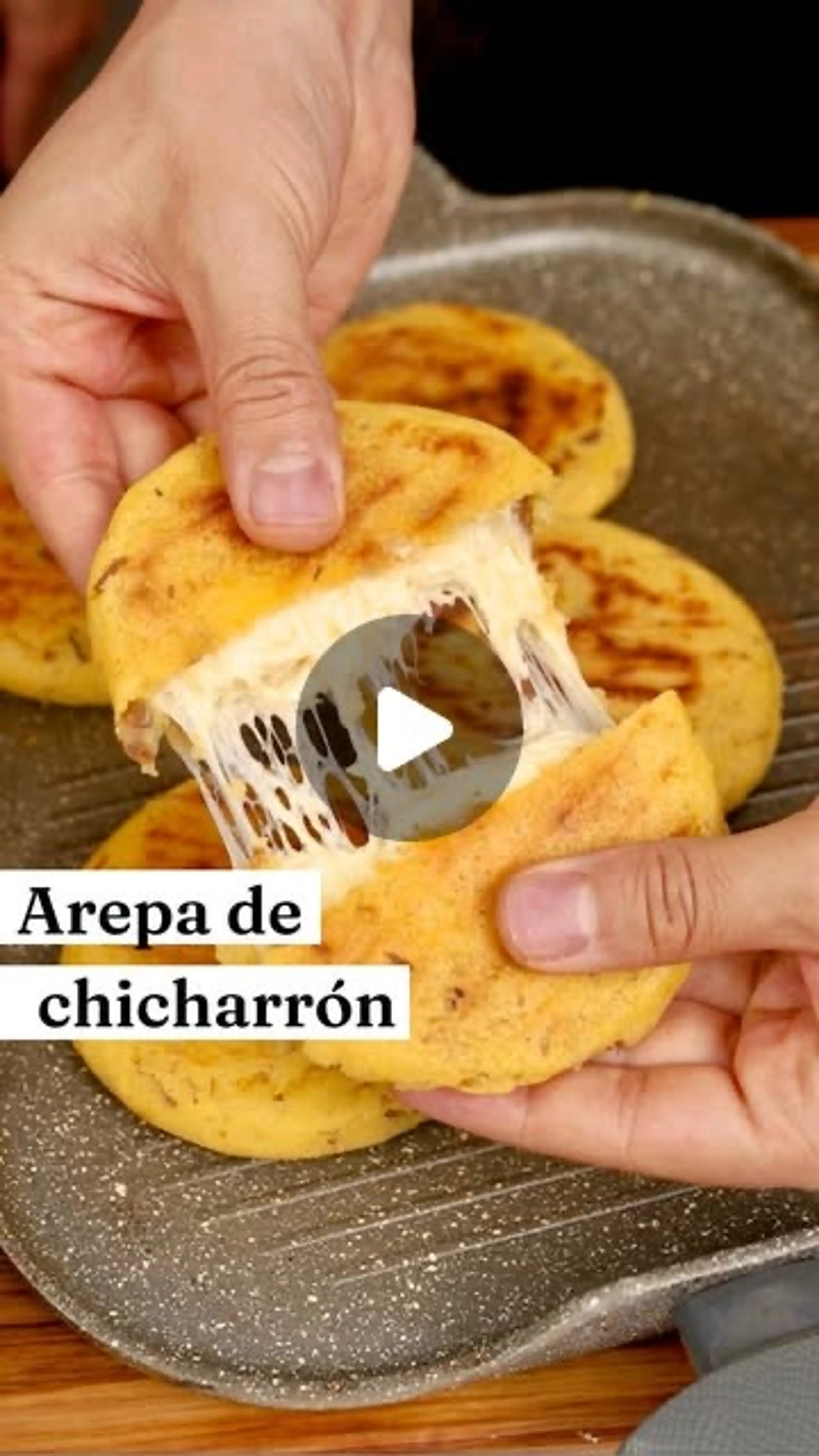 Arepa O Versión De Gorditas De Chicharrón Con Queso