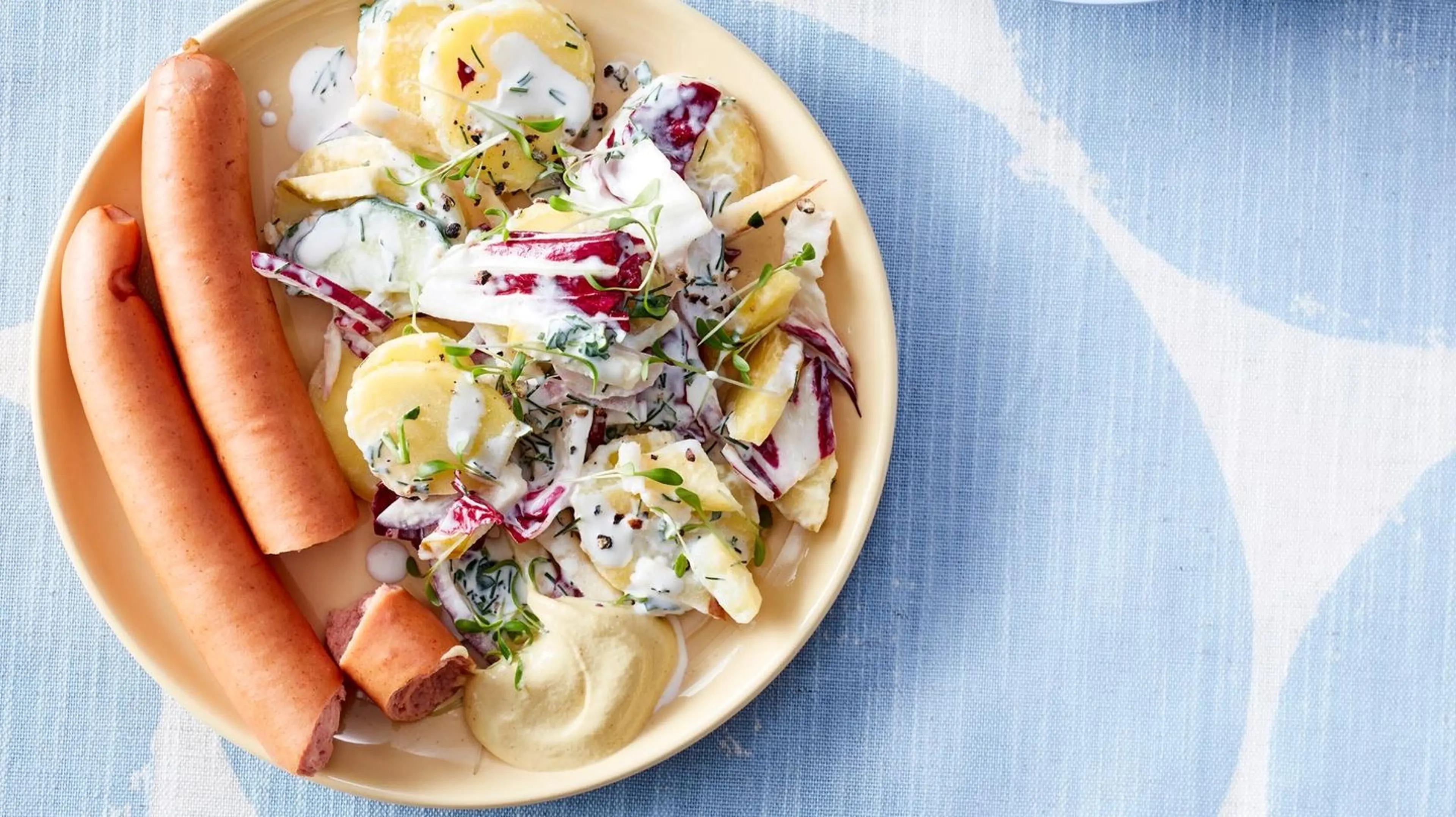 Kartoffelsalat mit Gurke und Radicchio