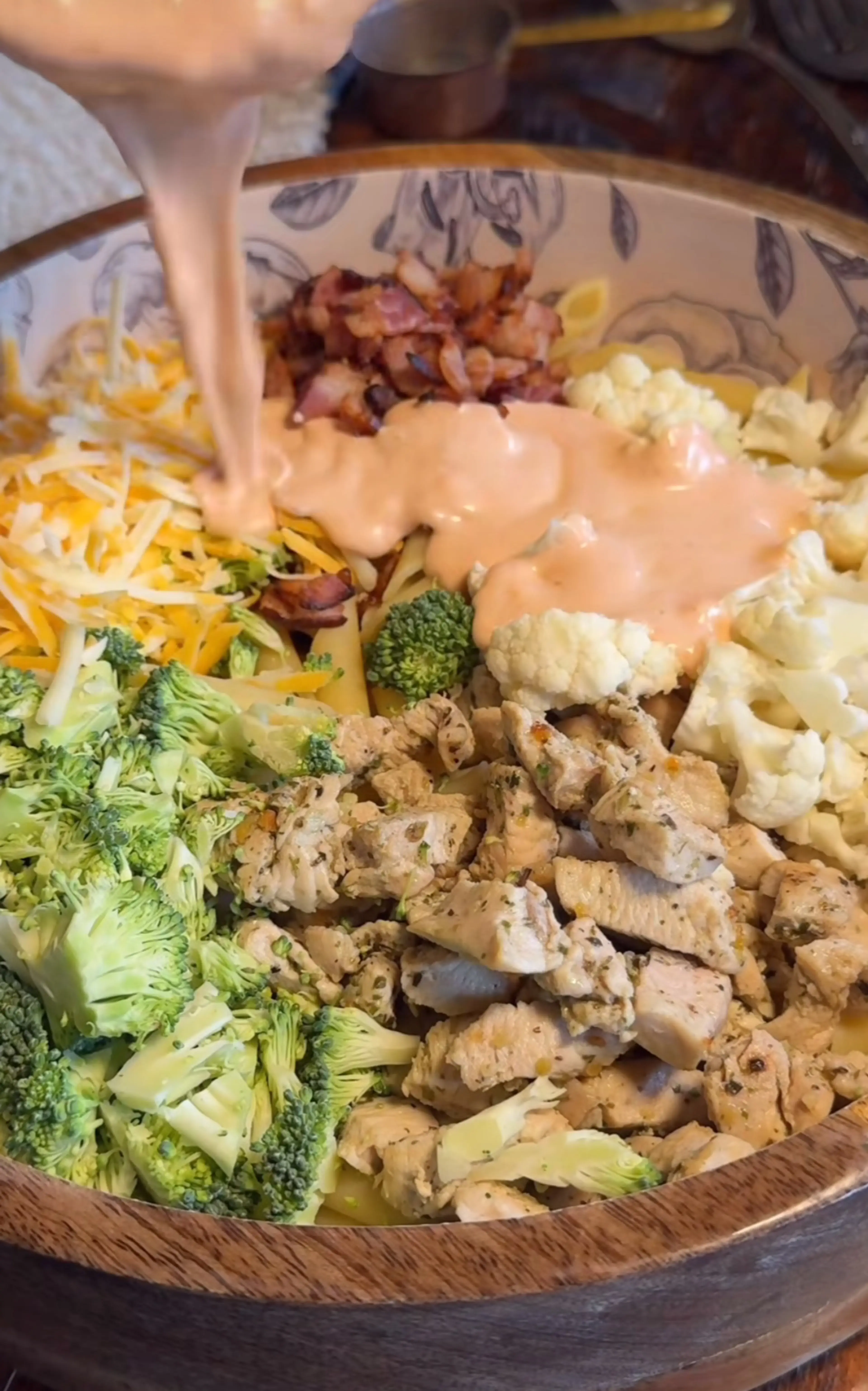 Salade de Pâtes Sriracha et Érable avec Poulet et Bacon