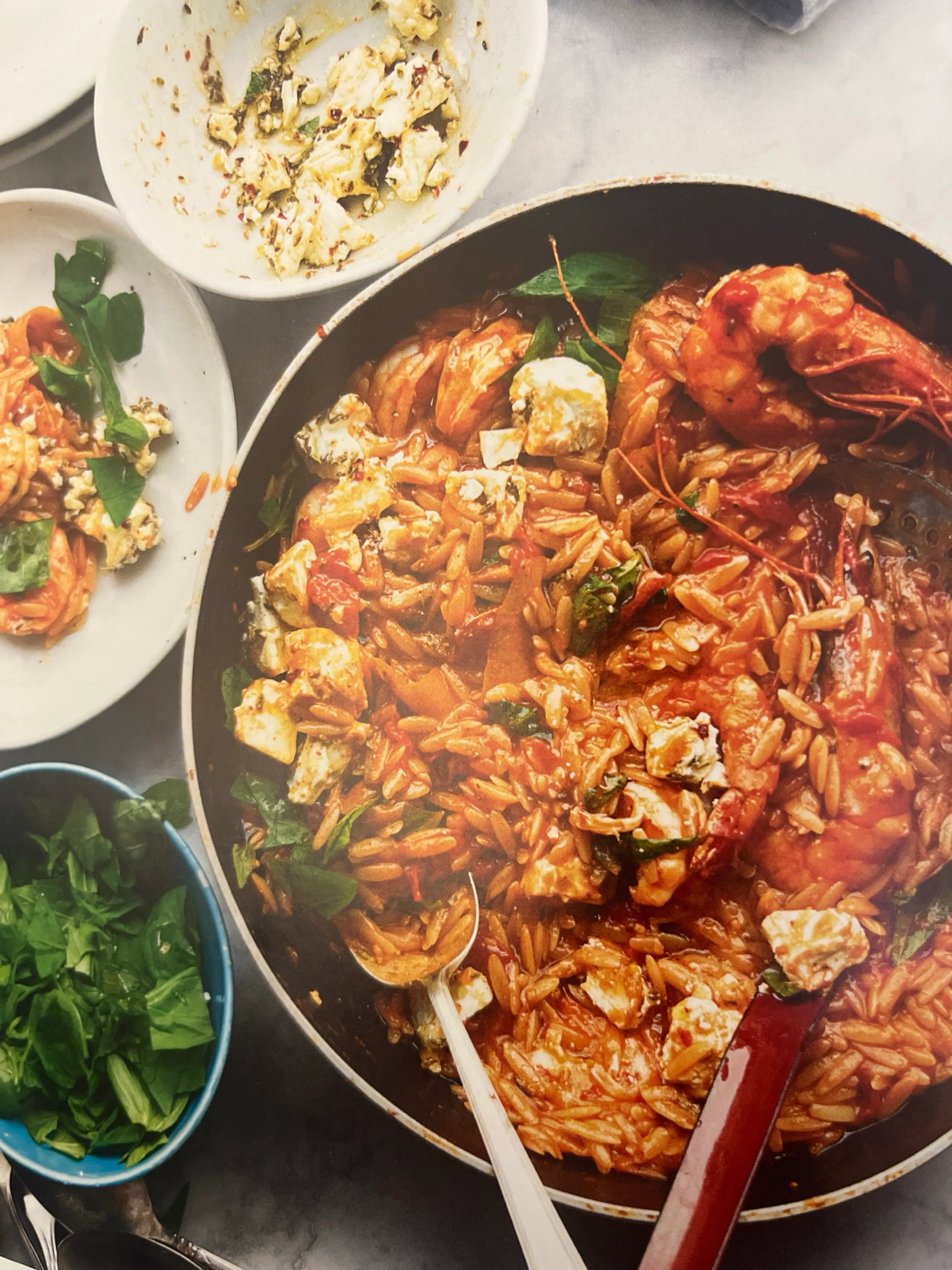 Orzo met garnalen, tomaten en gemarineerde feta