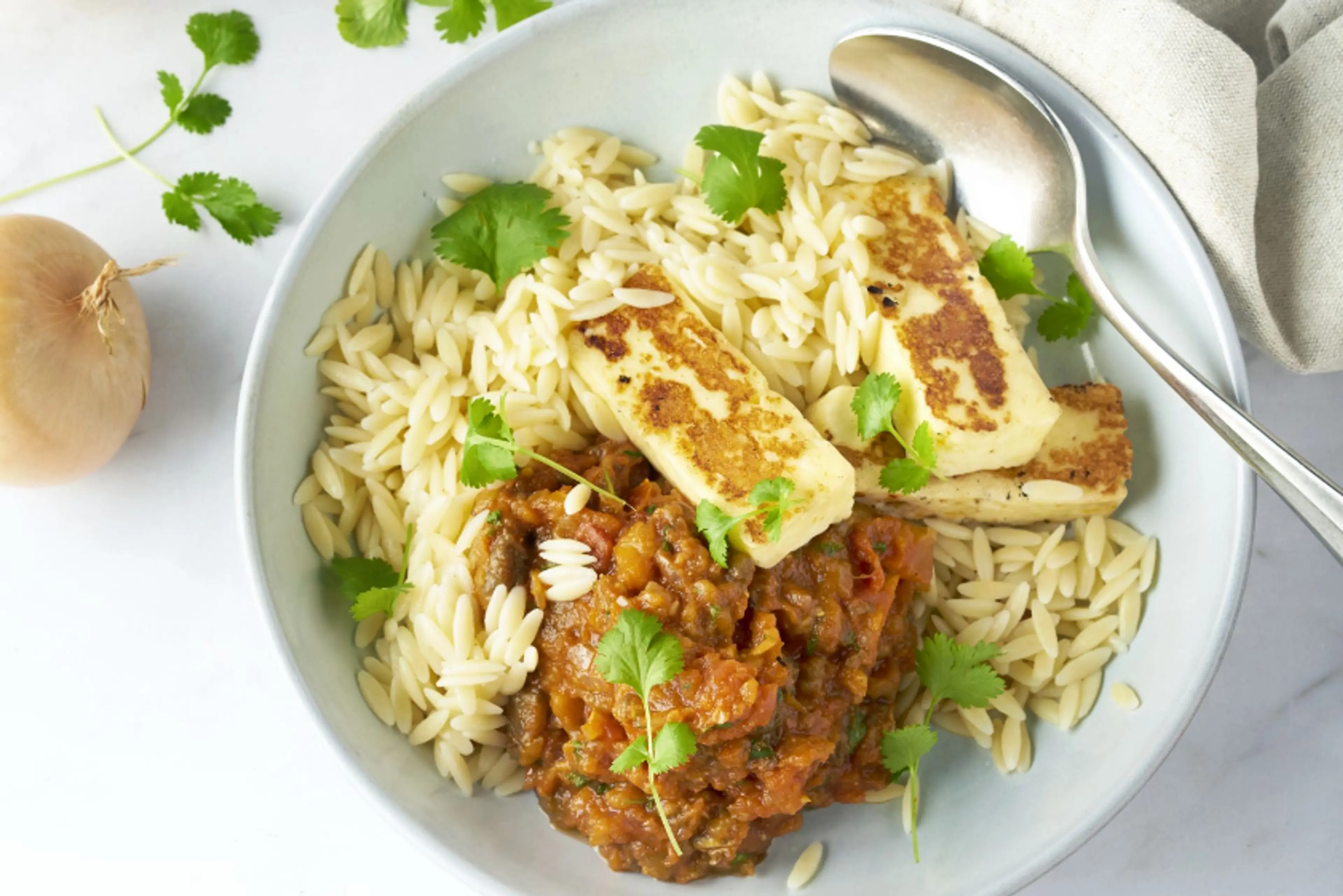 Zaalouk (Marokkaanse auberginesalade) met grillkaas en orzo