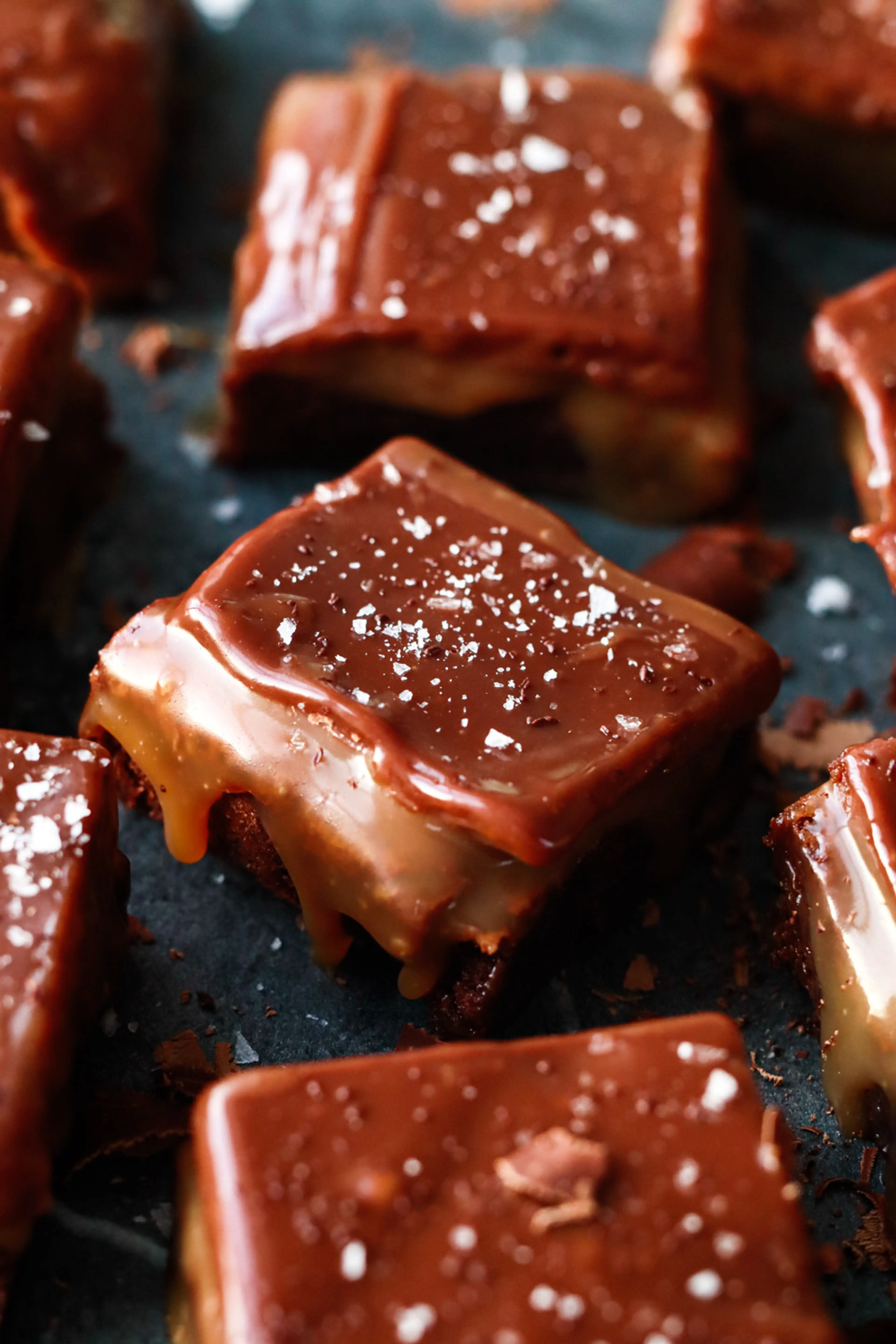Brownie med salt karamell og melkesjokoladeglasur
