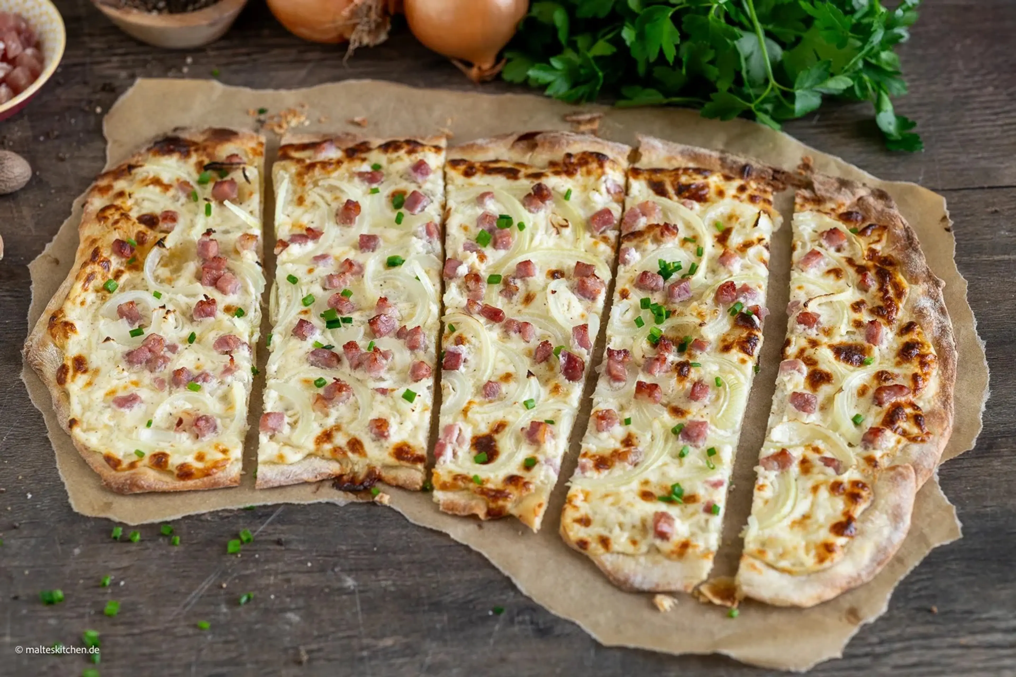 Elsässer Flammkuchen mit Speck & Zwiebeln