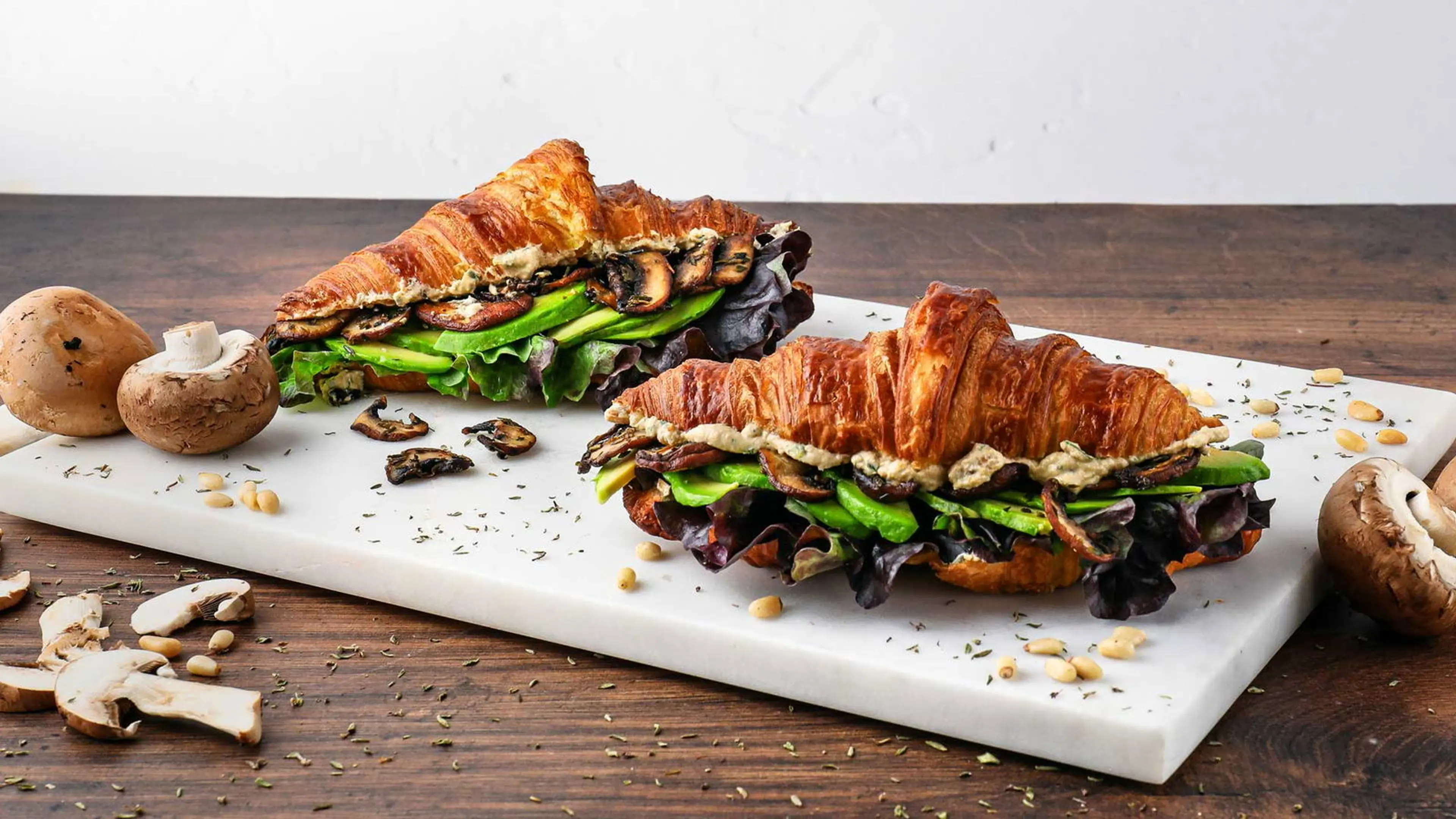 Croissant mit Feta-Frischkäse-Creme, Avocado & Champignons