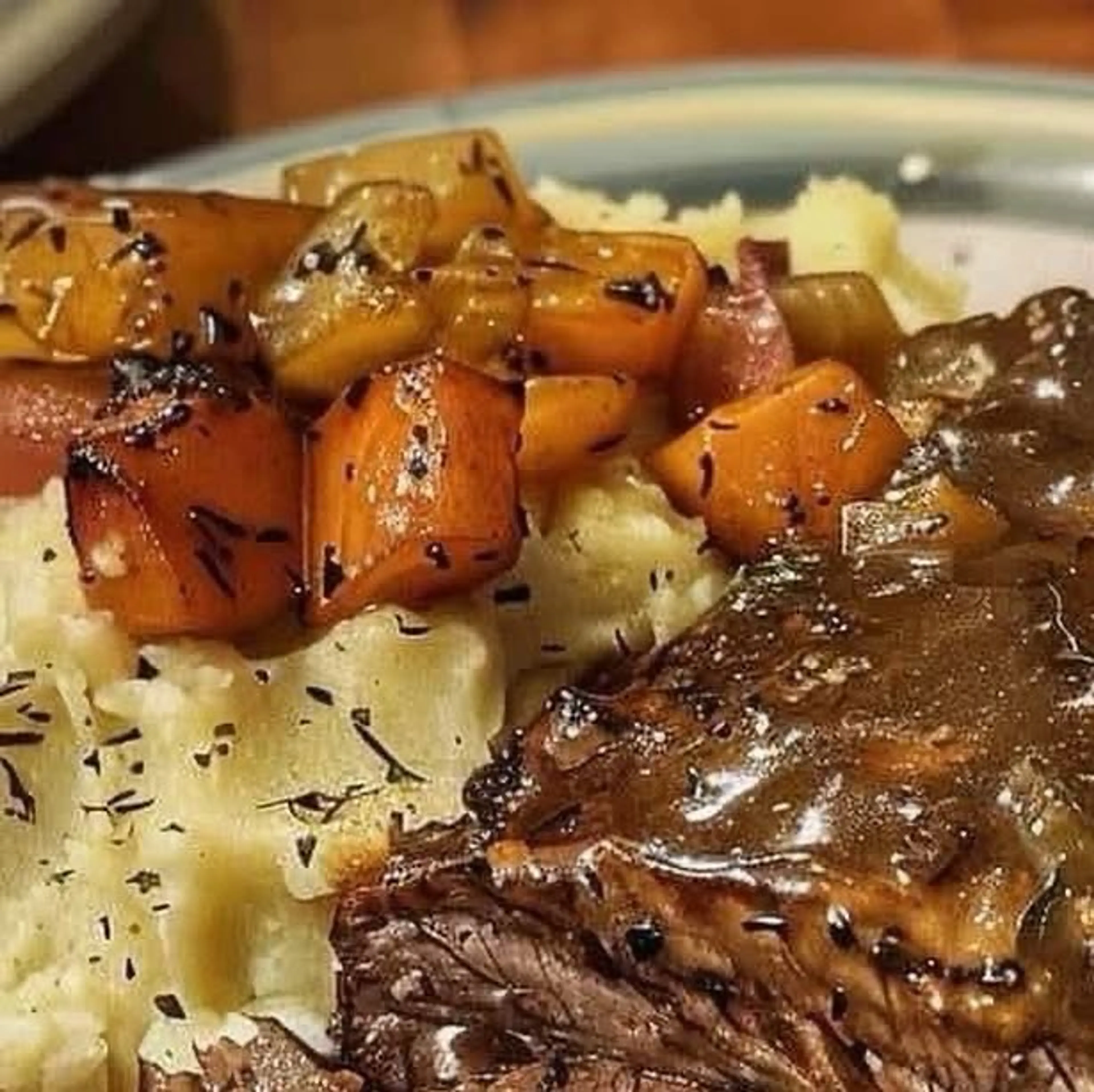 Slow-braised Beef Pot Roast with Garlic Mashed Potatoes