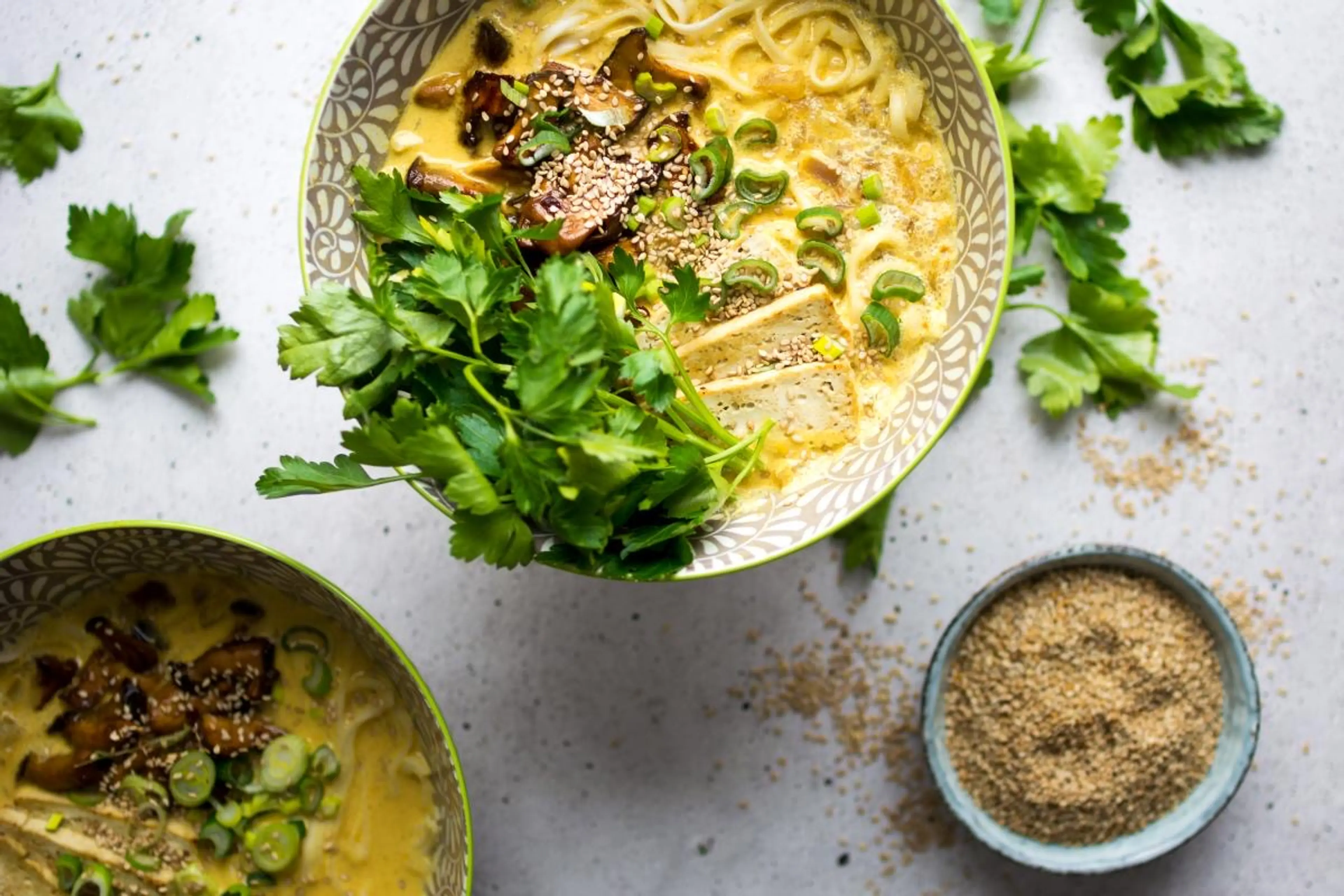 Kokos-Curry-Ramen mit marinierten Pilzen