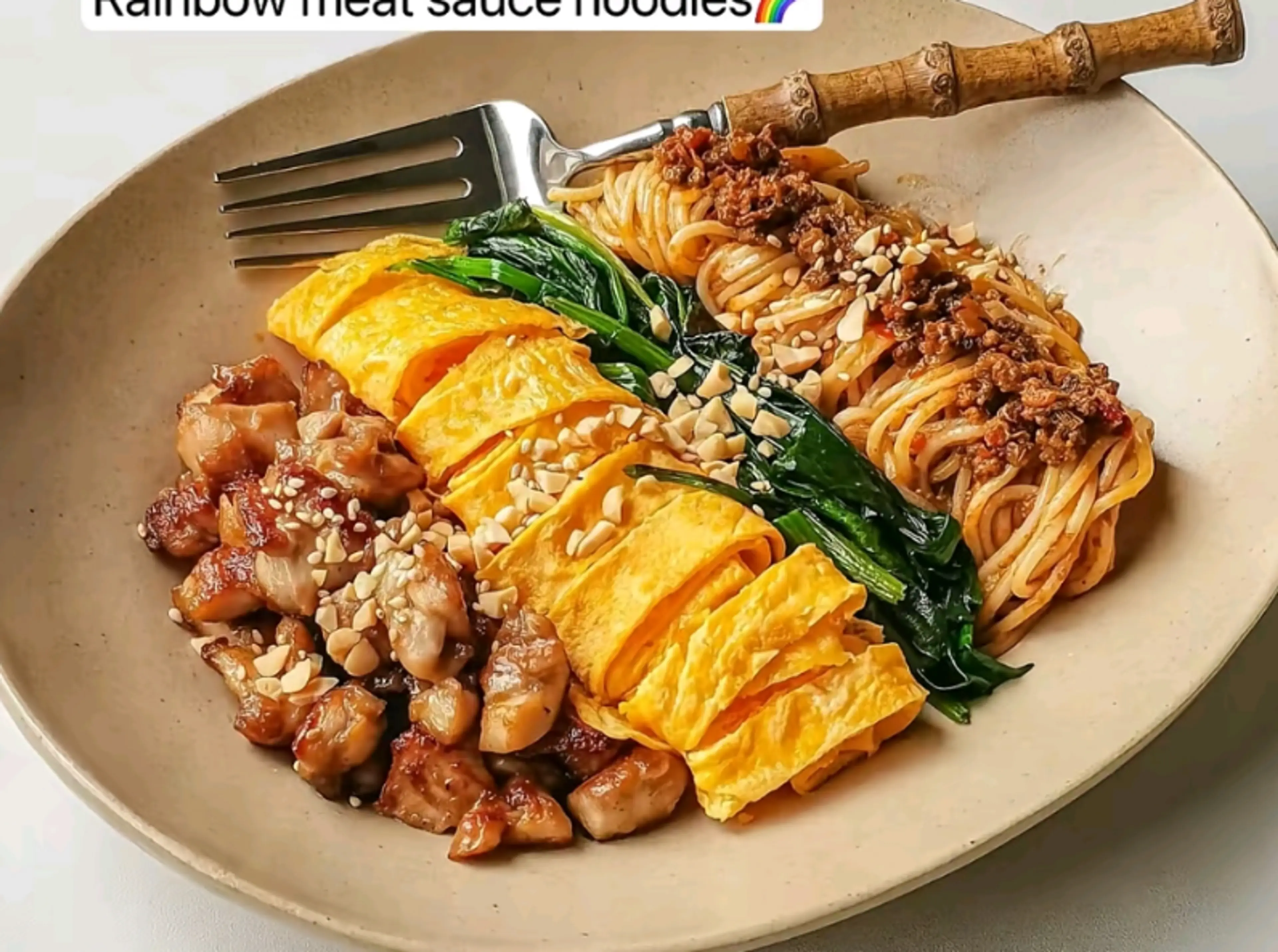 Rainbow meat sauce noodles