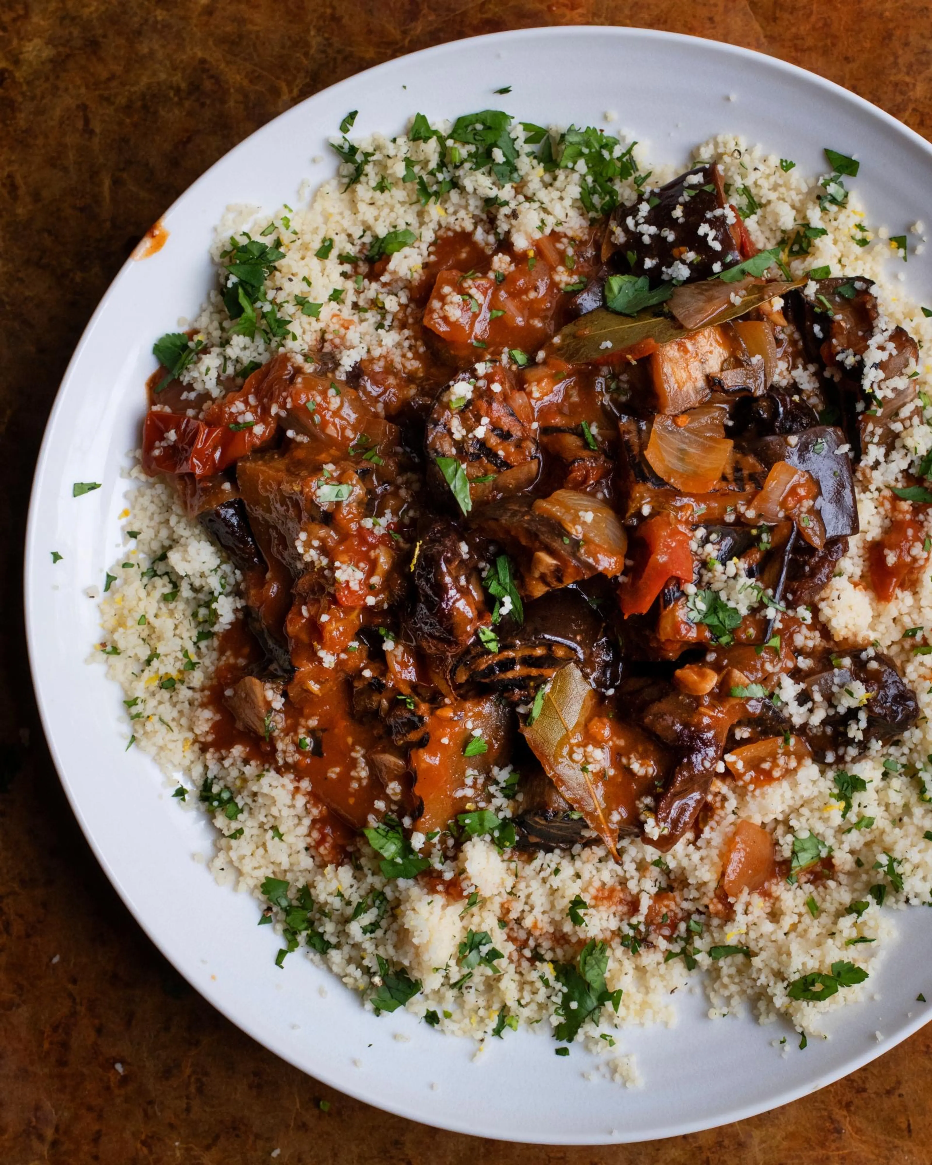 Langsam gegarte Auberginen, Zitrone und Petersilie-Couscous