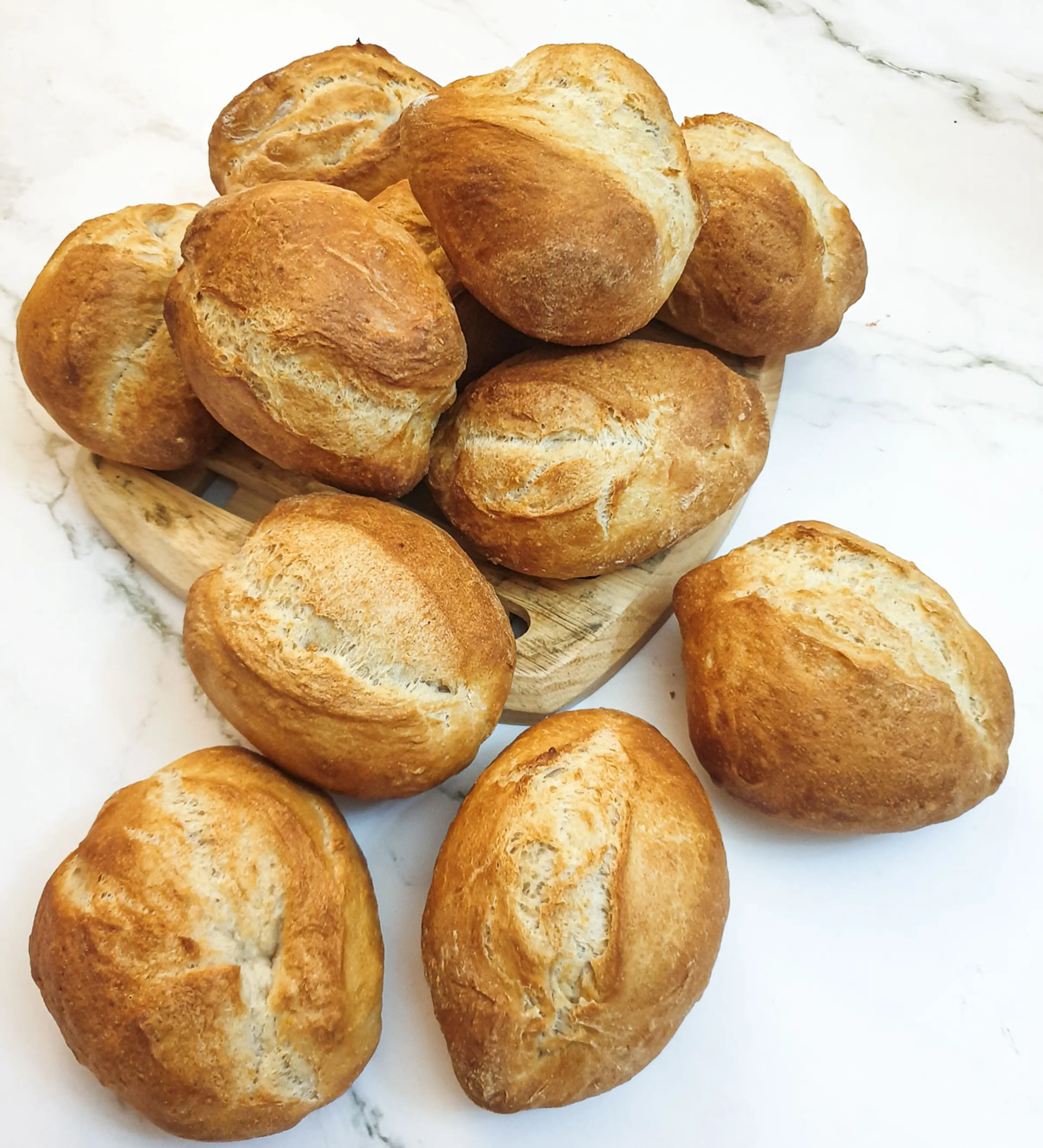 Crusty German bread rolls (brotchen) (24 rolls)