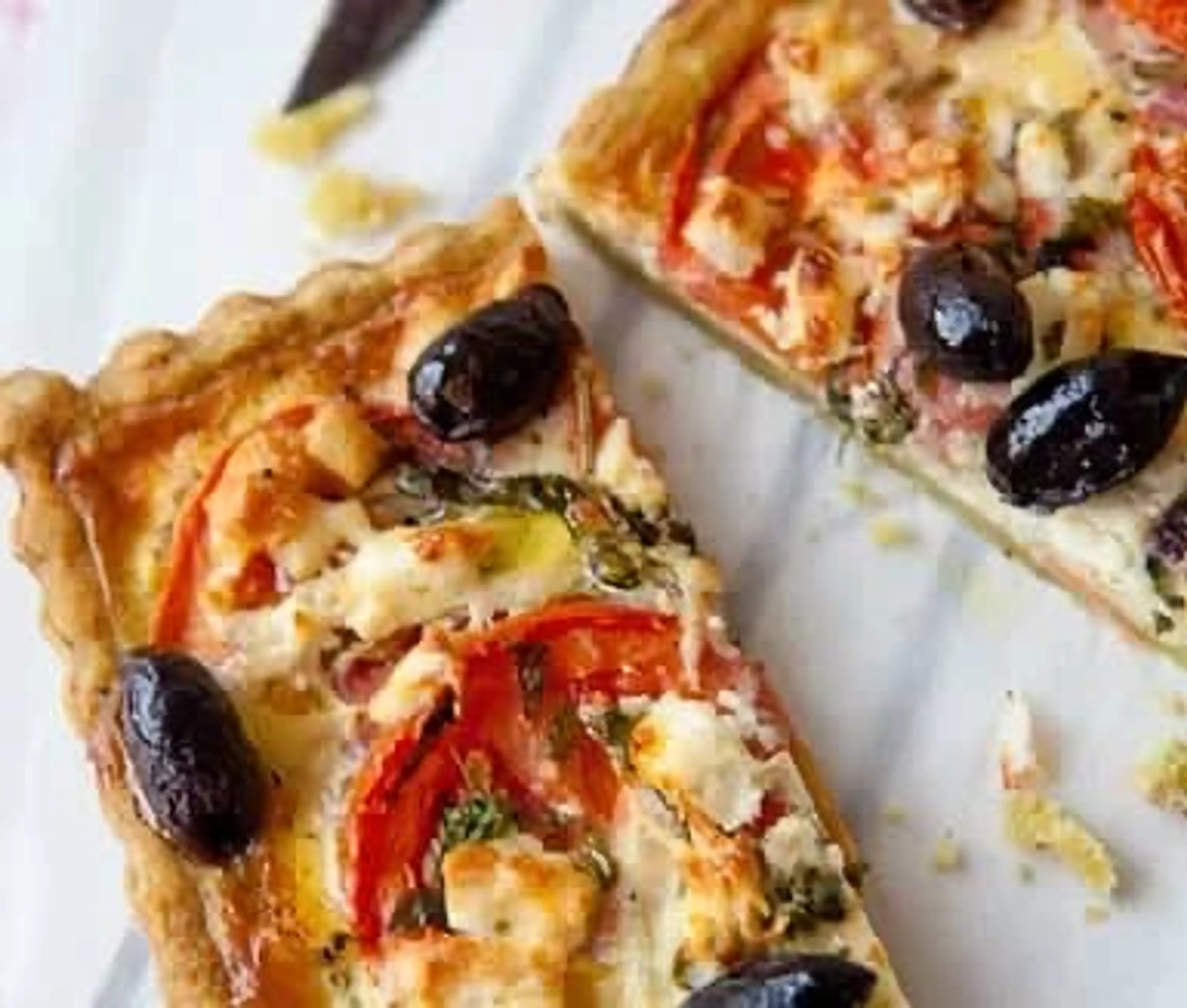 Basilikapaj med fetaost och oliver