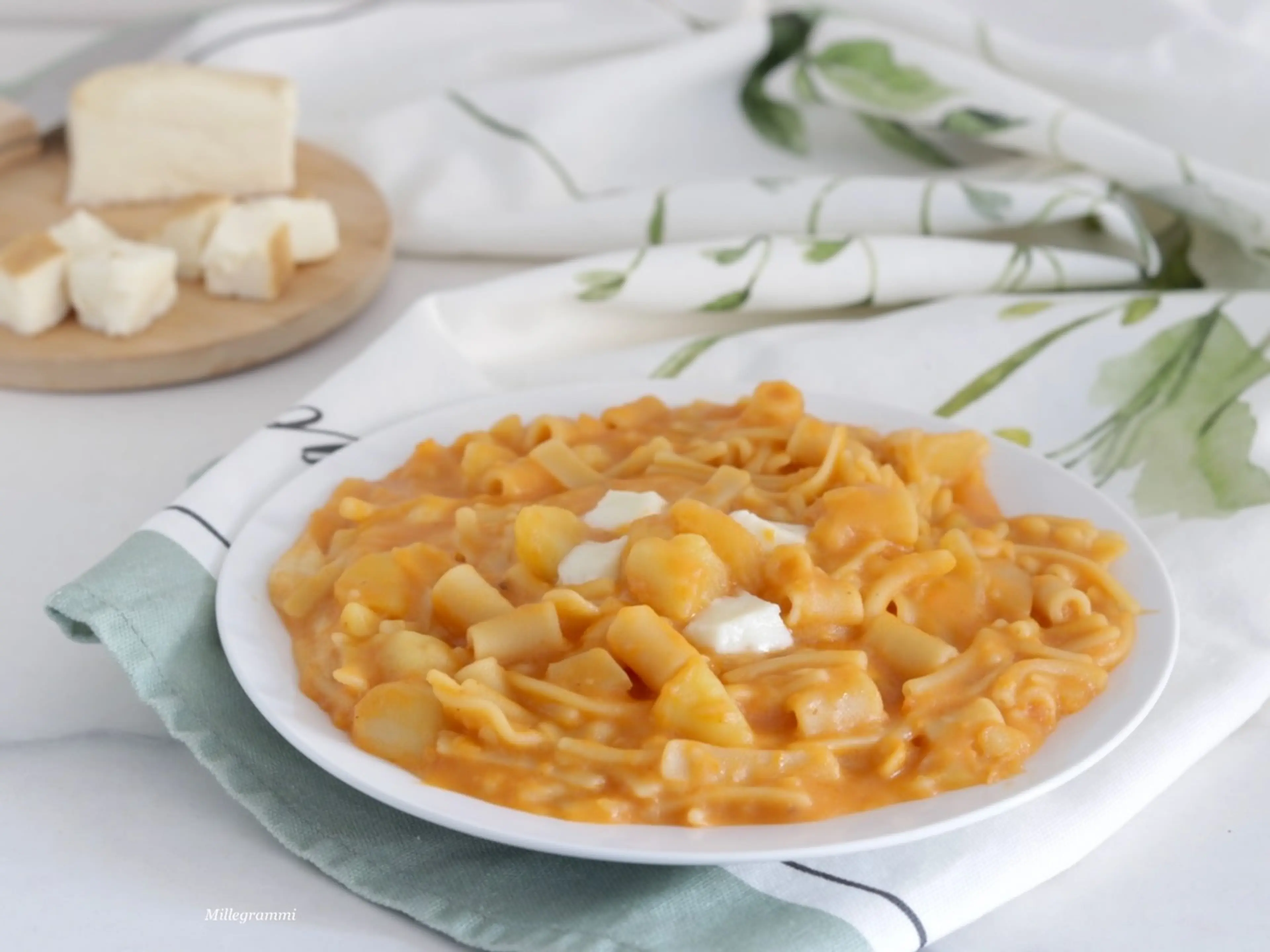 Pasta e patate con la provola: ricetta napoletana