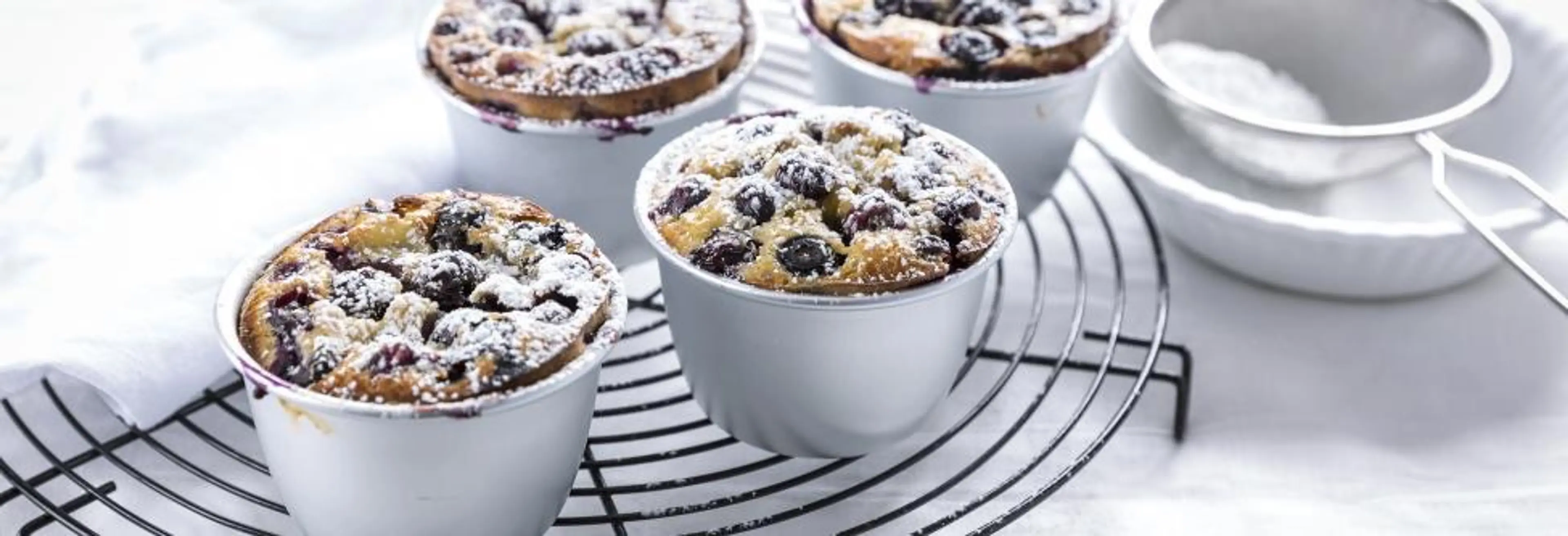 Verloren brood in de oven met blauwe bessen