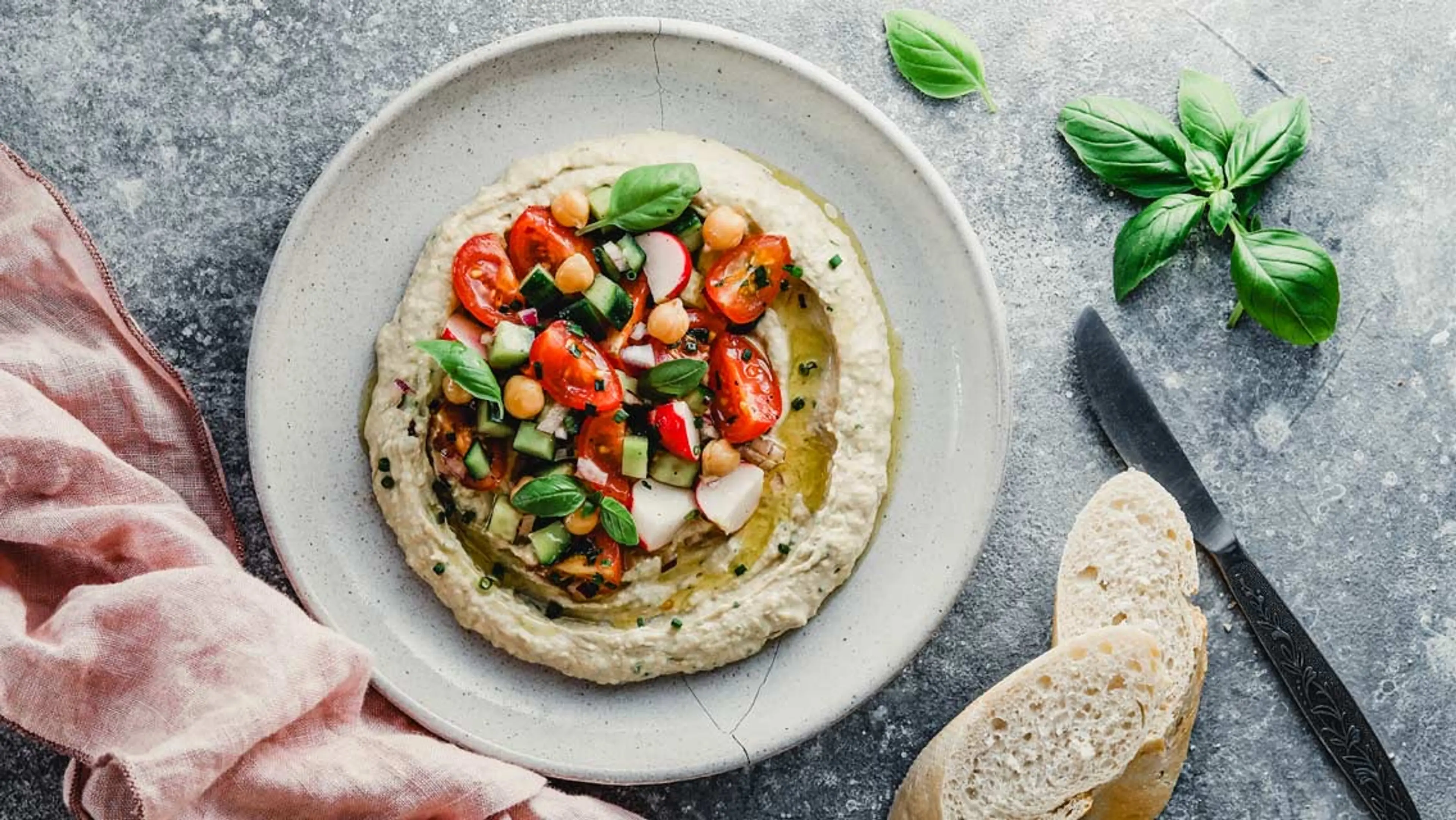 Zitronen-Basilikum-Hummus-Bowl