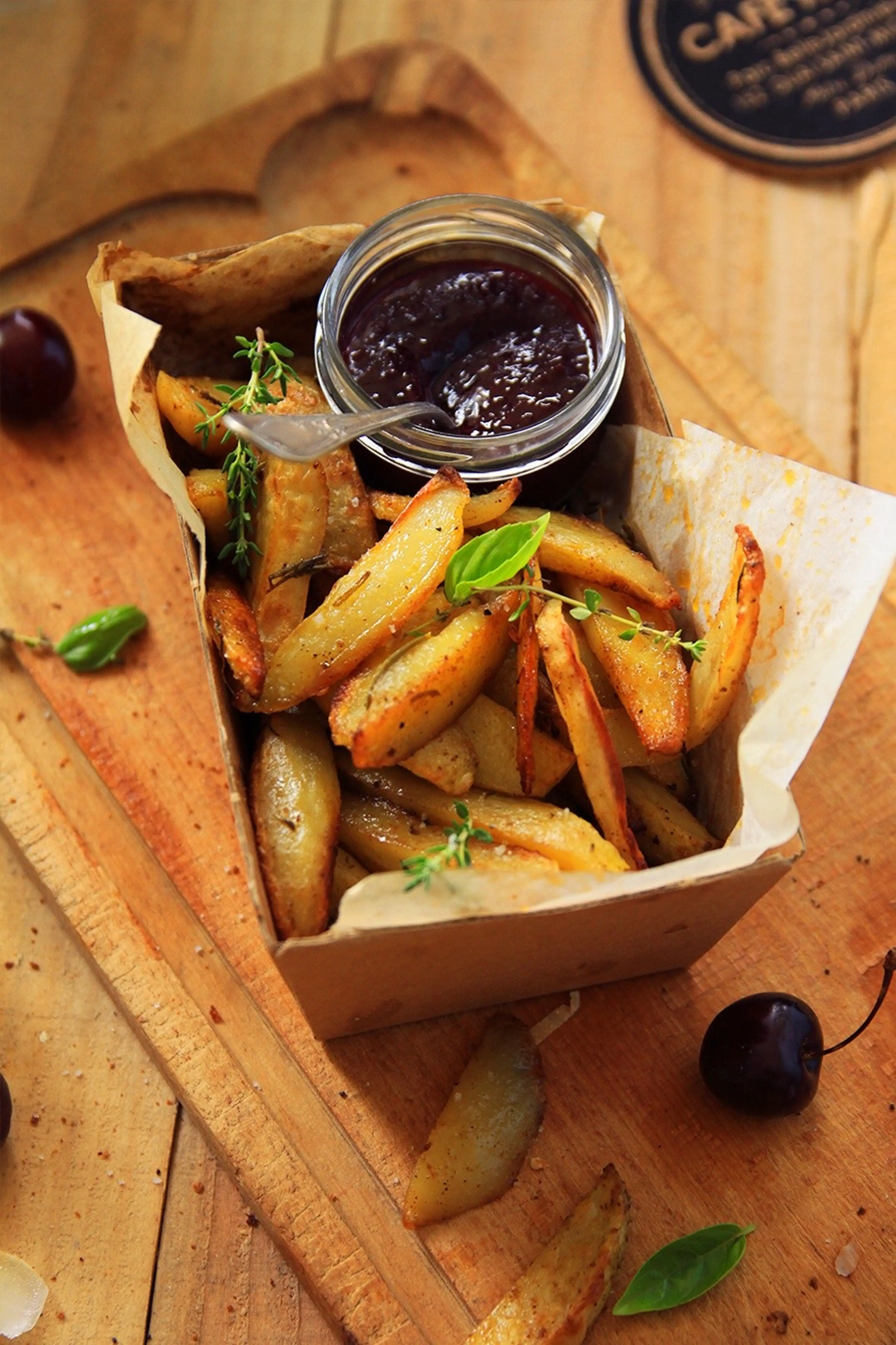 Burger basque, frites maison et ketchup aux cerises noires