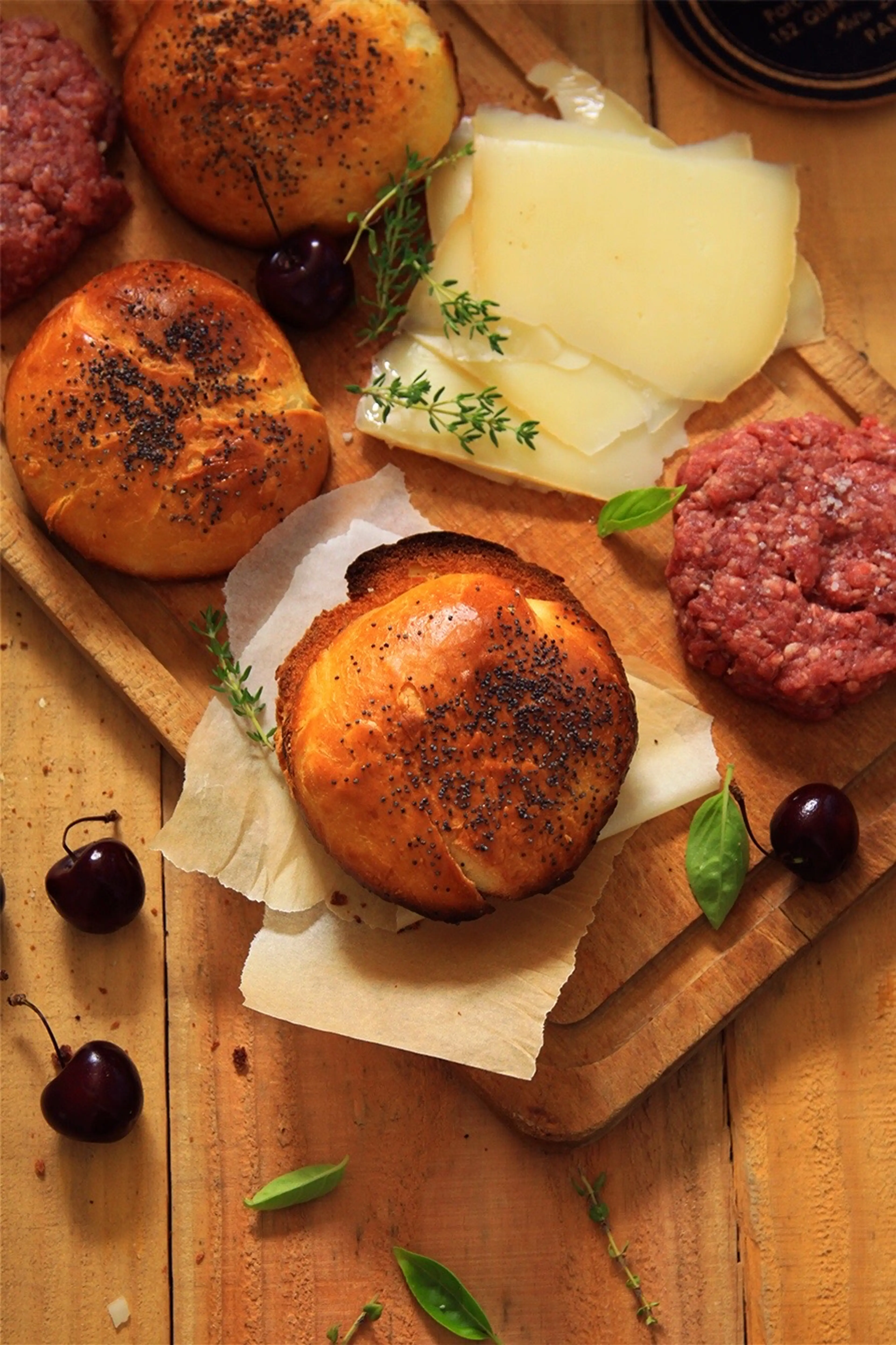 Burger basque, frites maison et ketchup aux cerises noires