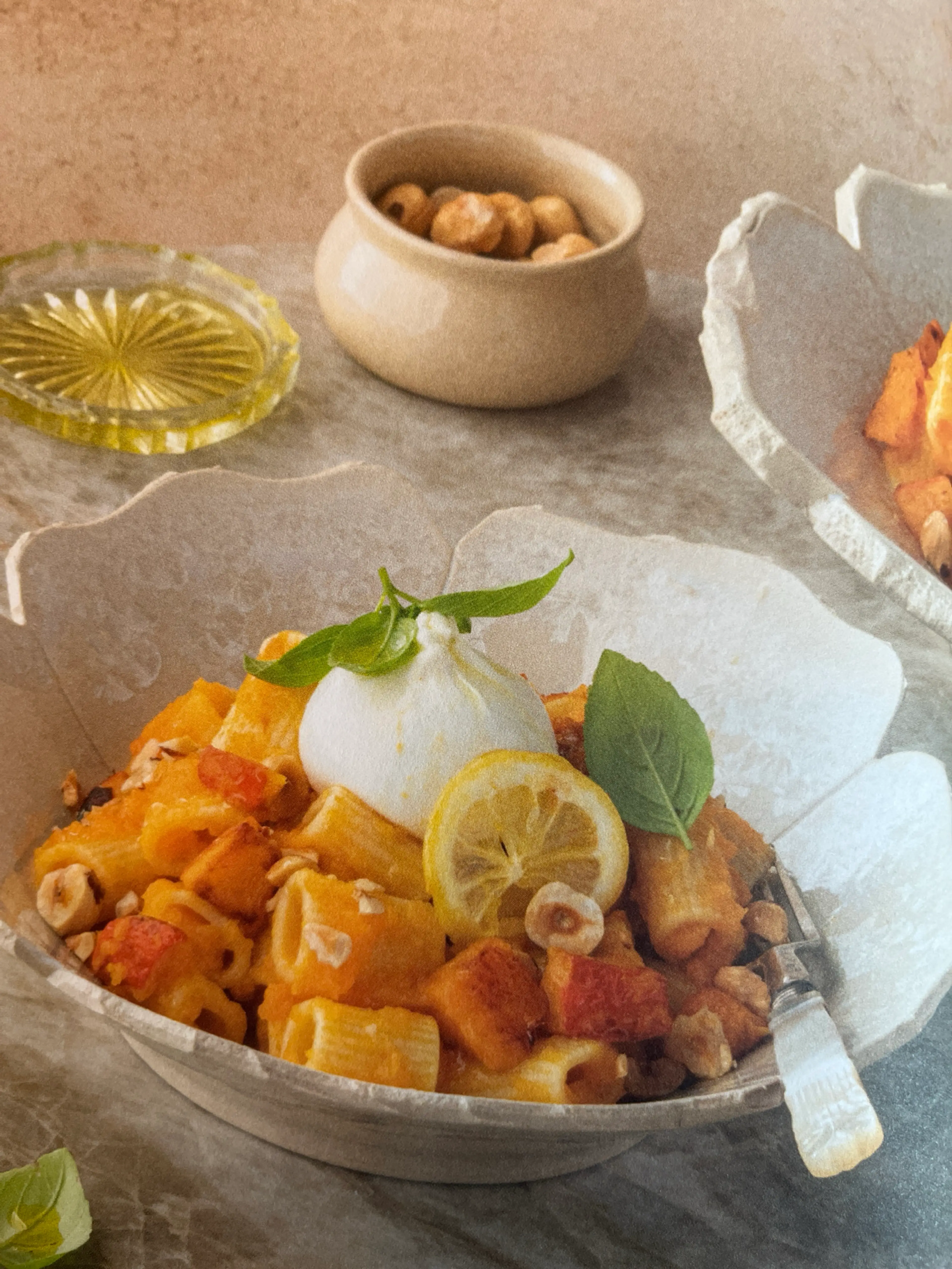 PASTA MET POMPOENSAUS BURRATA EN HAZELNOTEN