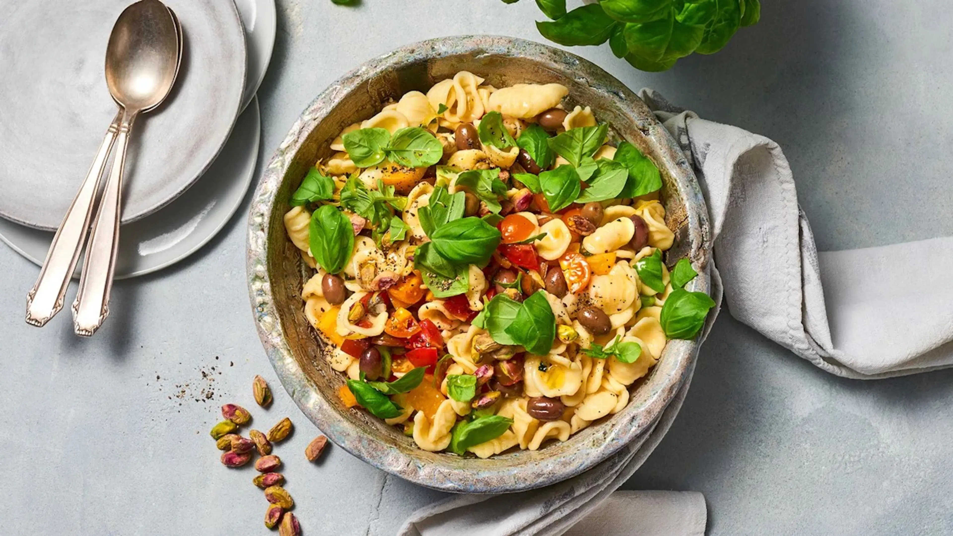 Lauwarmer Nudelsalat mit Knoblauch-Basilikum-Tomatensauce