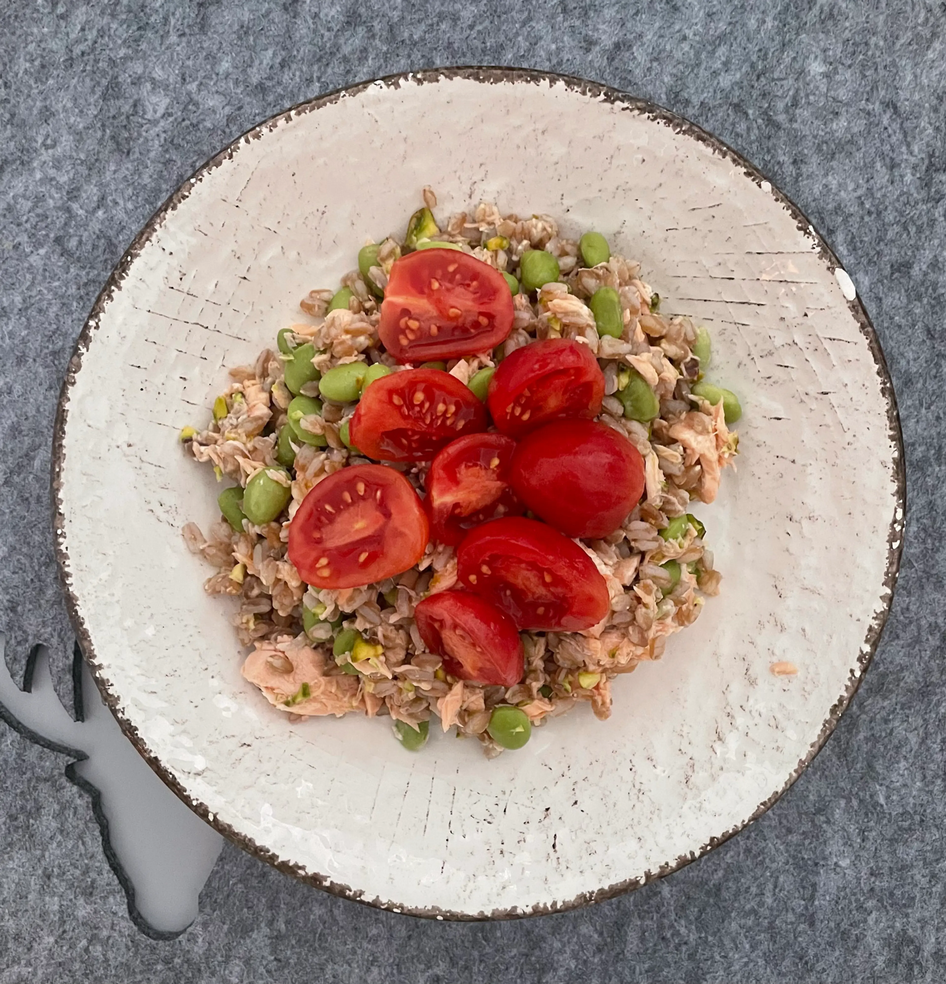 Insalata di farro con salmone e verdure