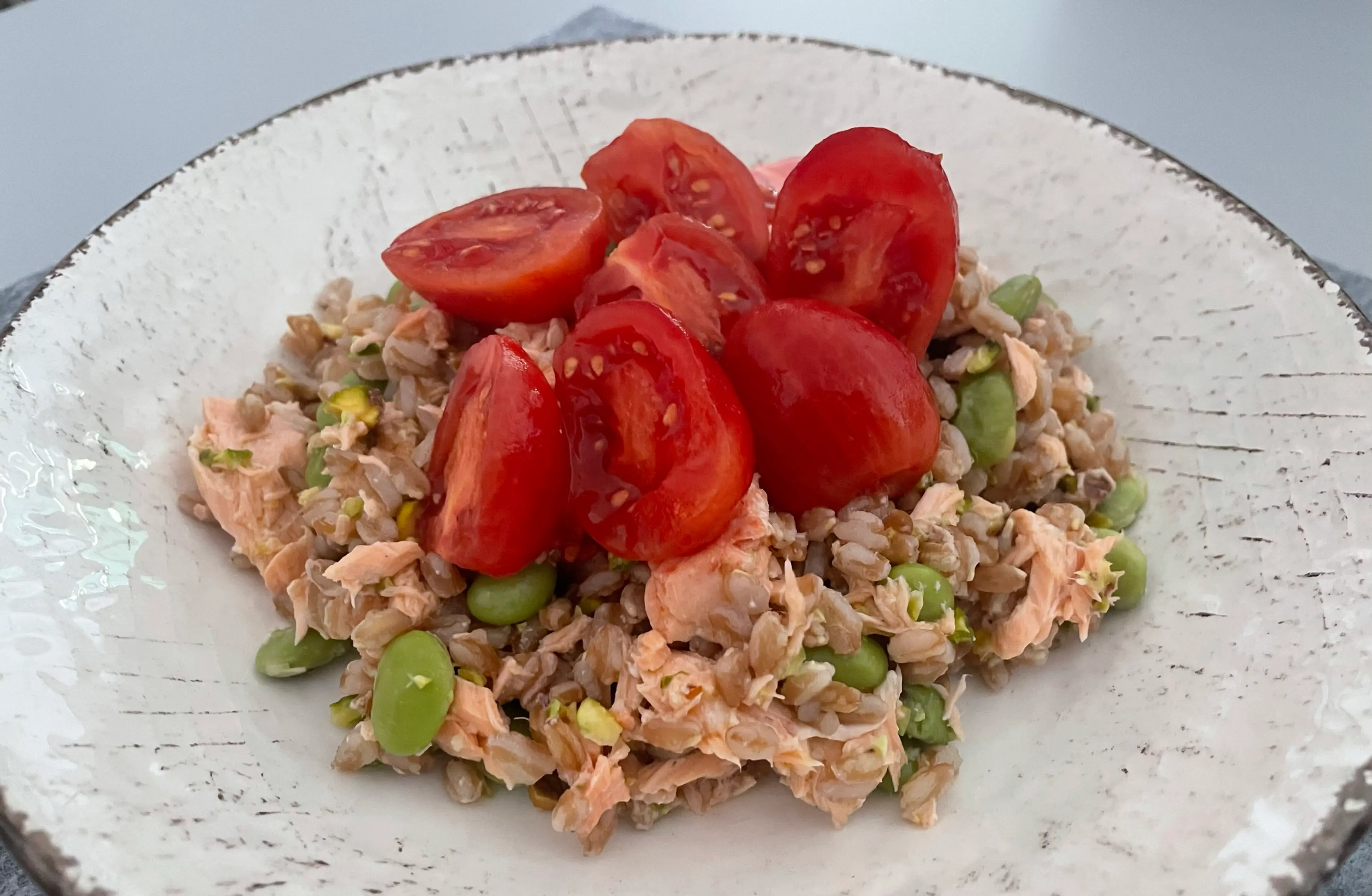 Insalata di farro con salmone e verdure