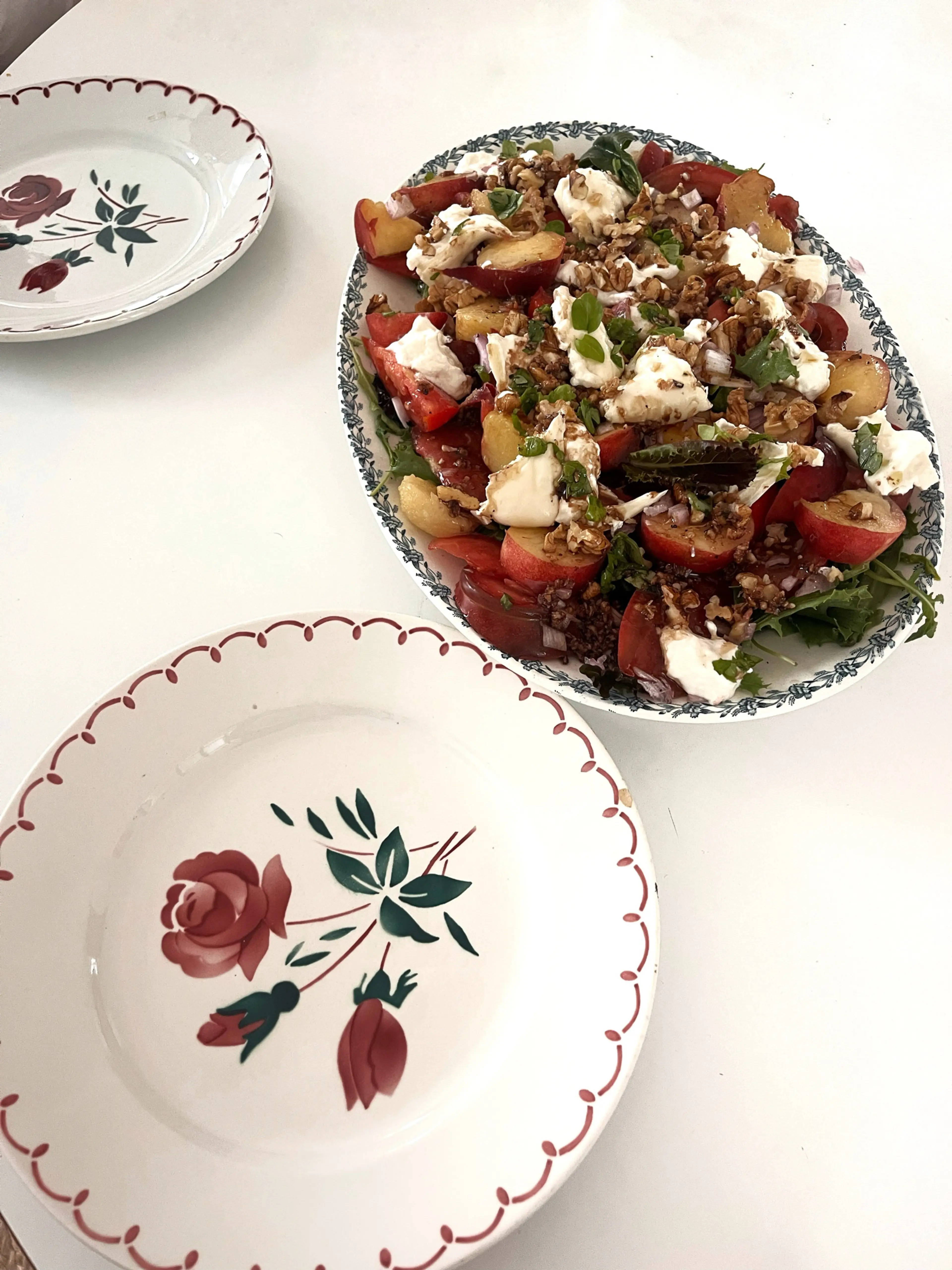 Salade Pêche Tomate Burrata Parme
