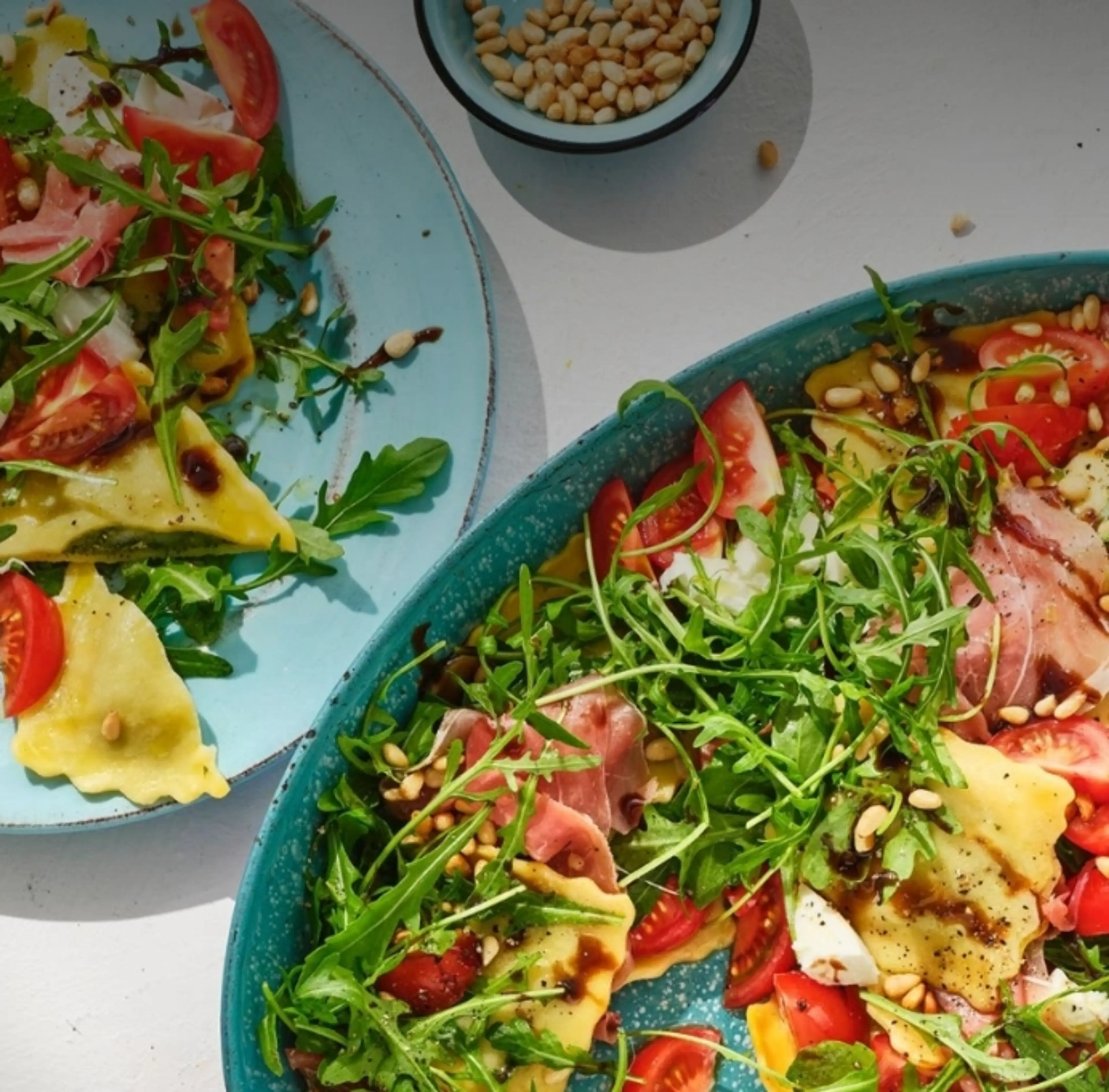 Pastasalade met mozzarella, prosciutto en rucola