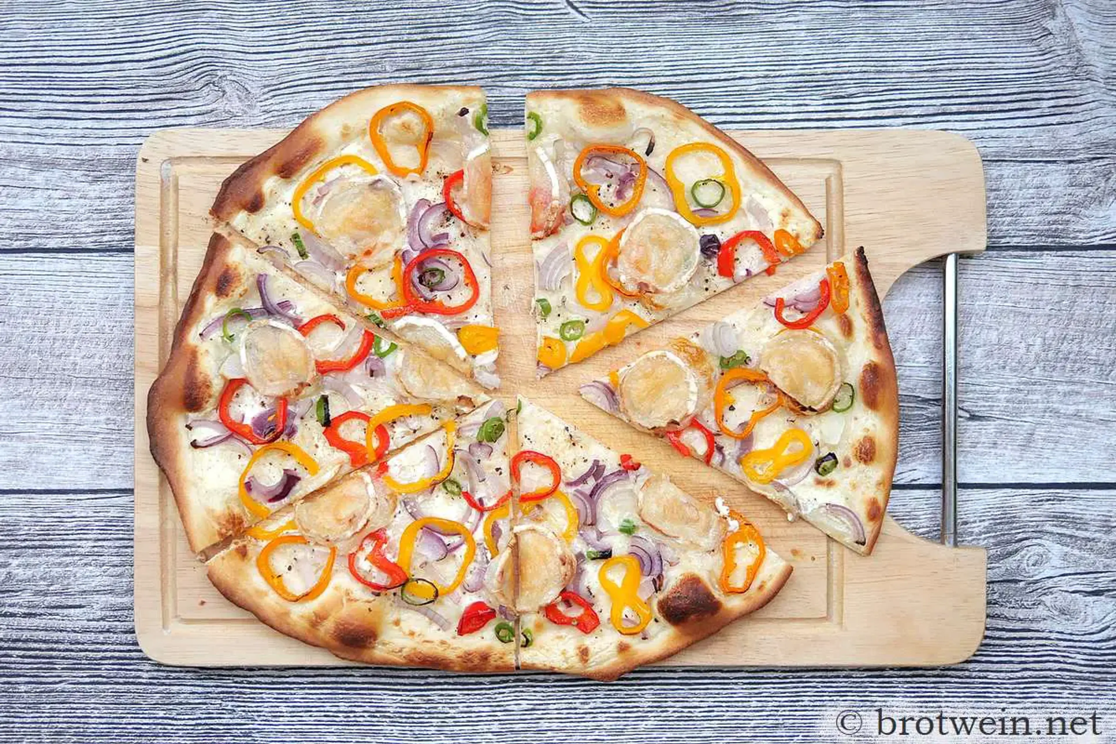 Flammkuchen mit Paprika & Hirtenkäse