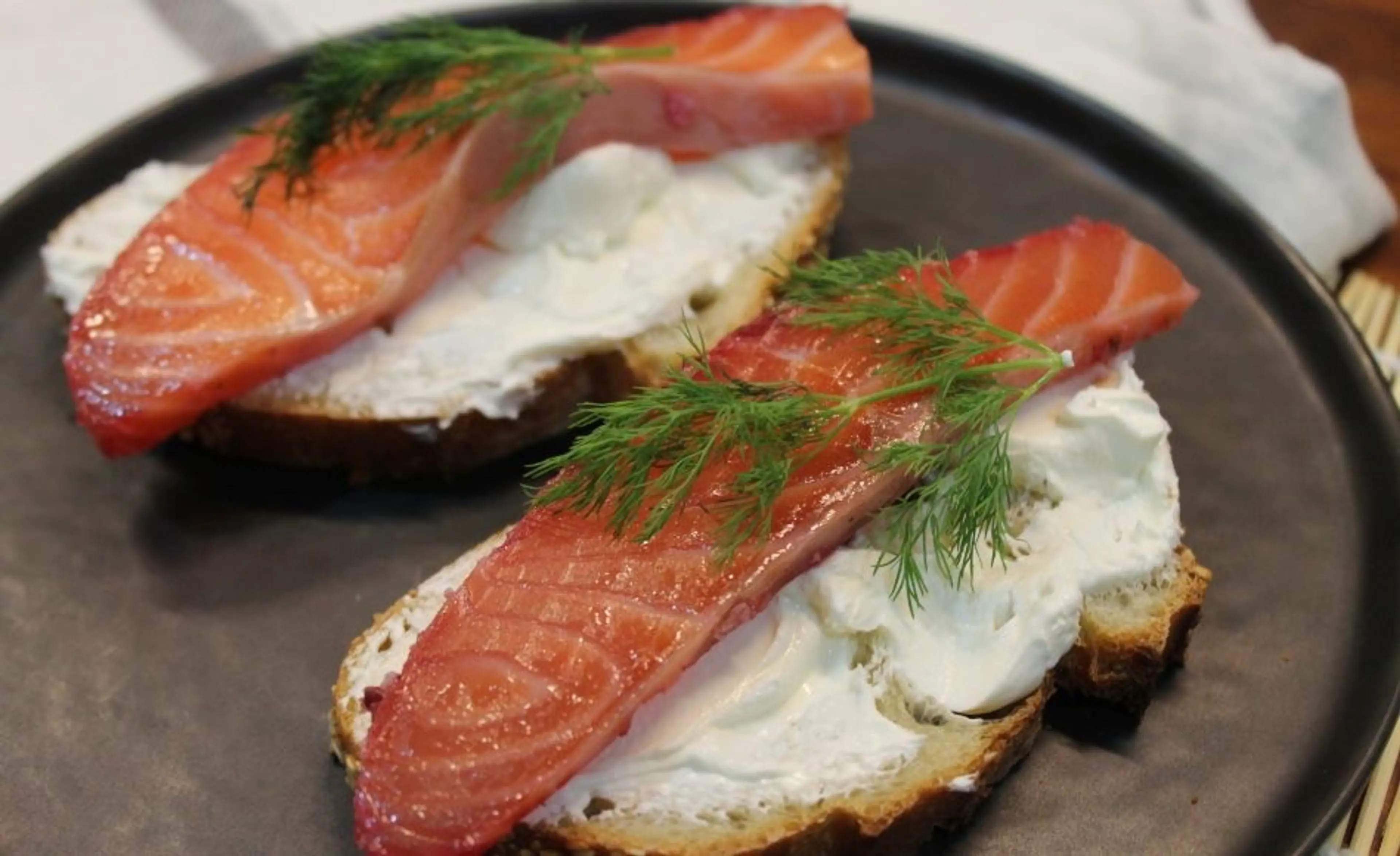 GRAVLAX DE SAUMON À LA BETTERAVE
