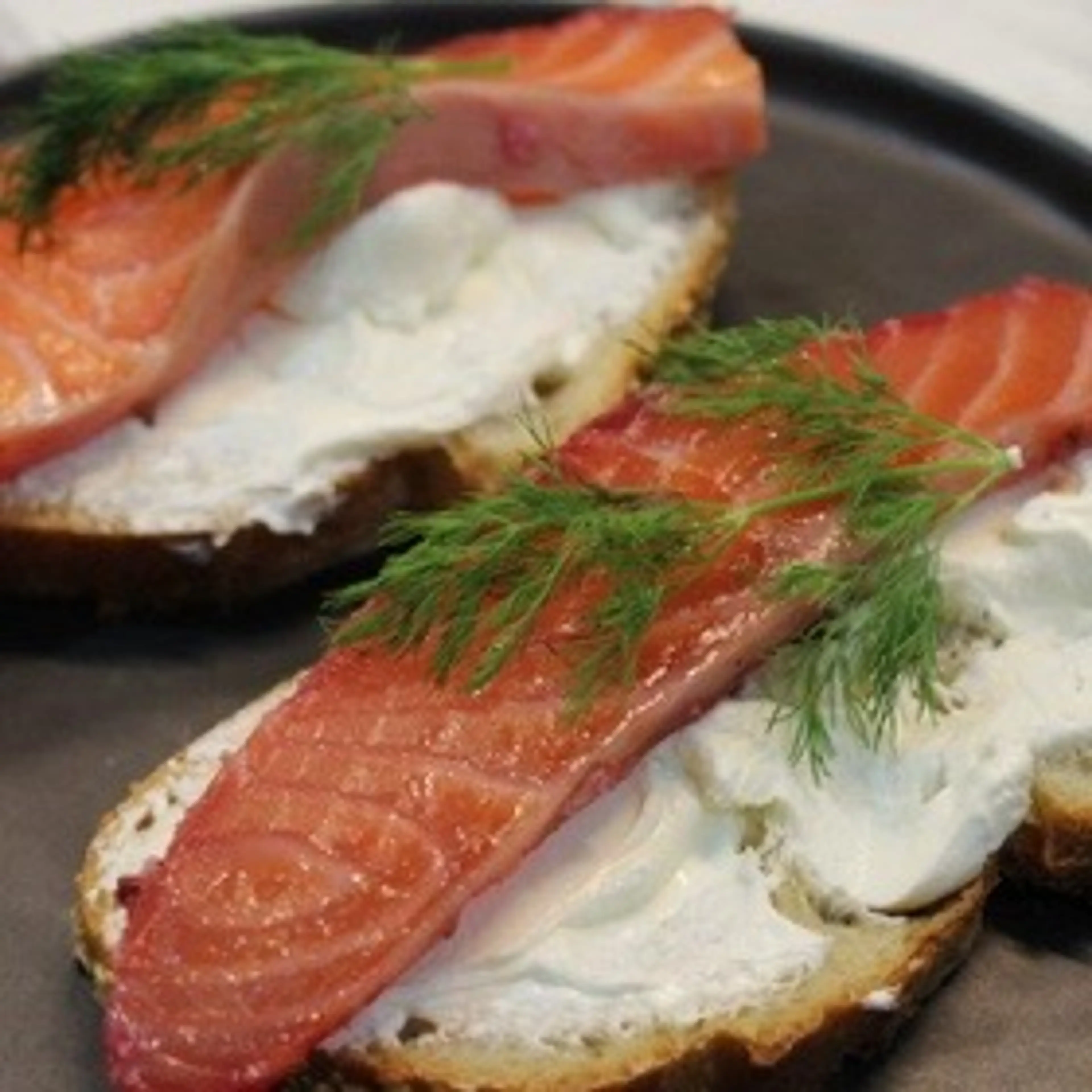 GRAVLAX DE SAUMON À LA BETTERAVE