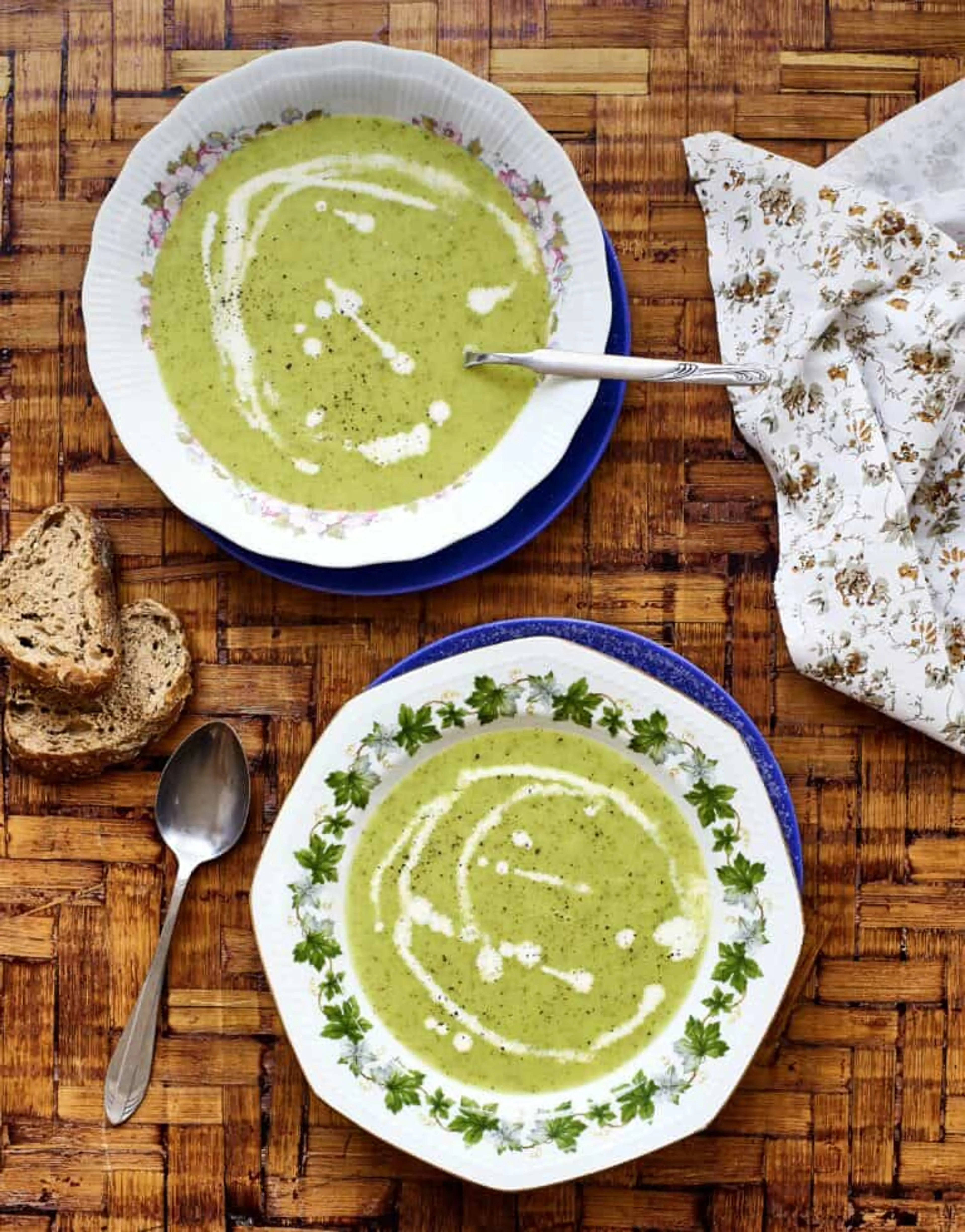 Courgette-komkommersoep