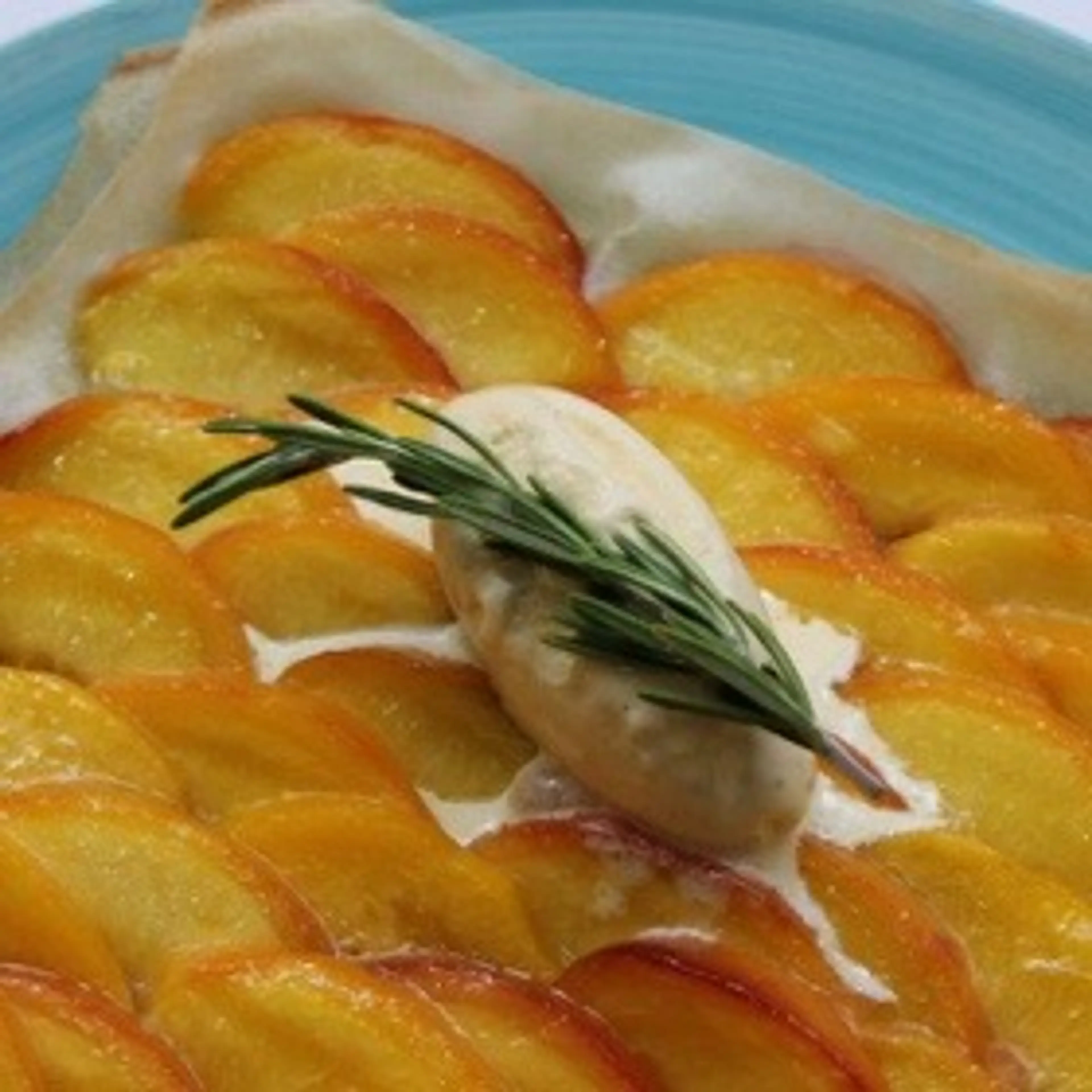 TARTE FINE AUX PÊCHES ET AU ROMARIN