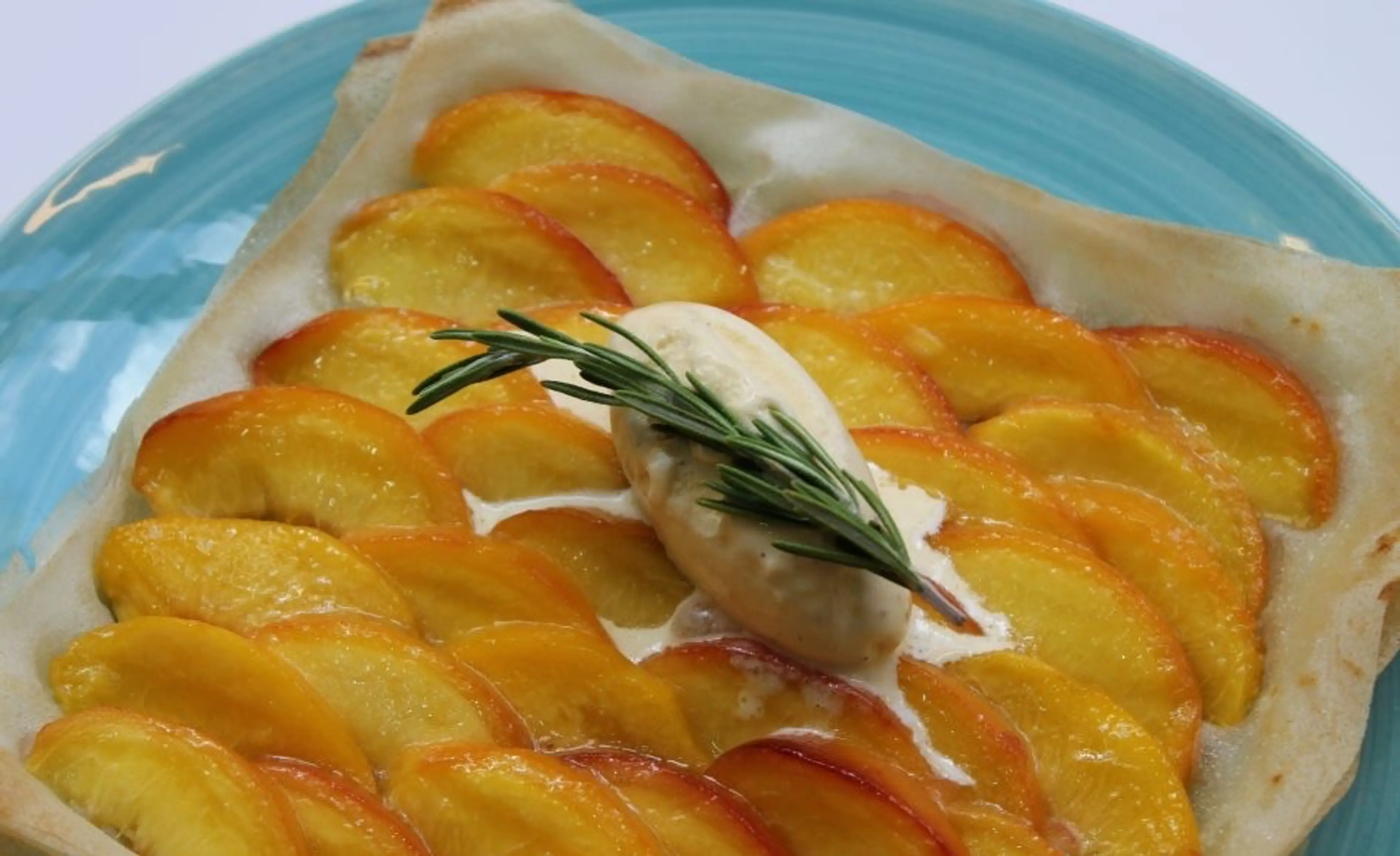 TARTE FINE AUX PÊCHES ET AU ROMARIN