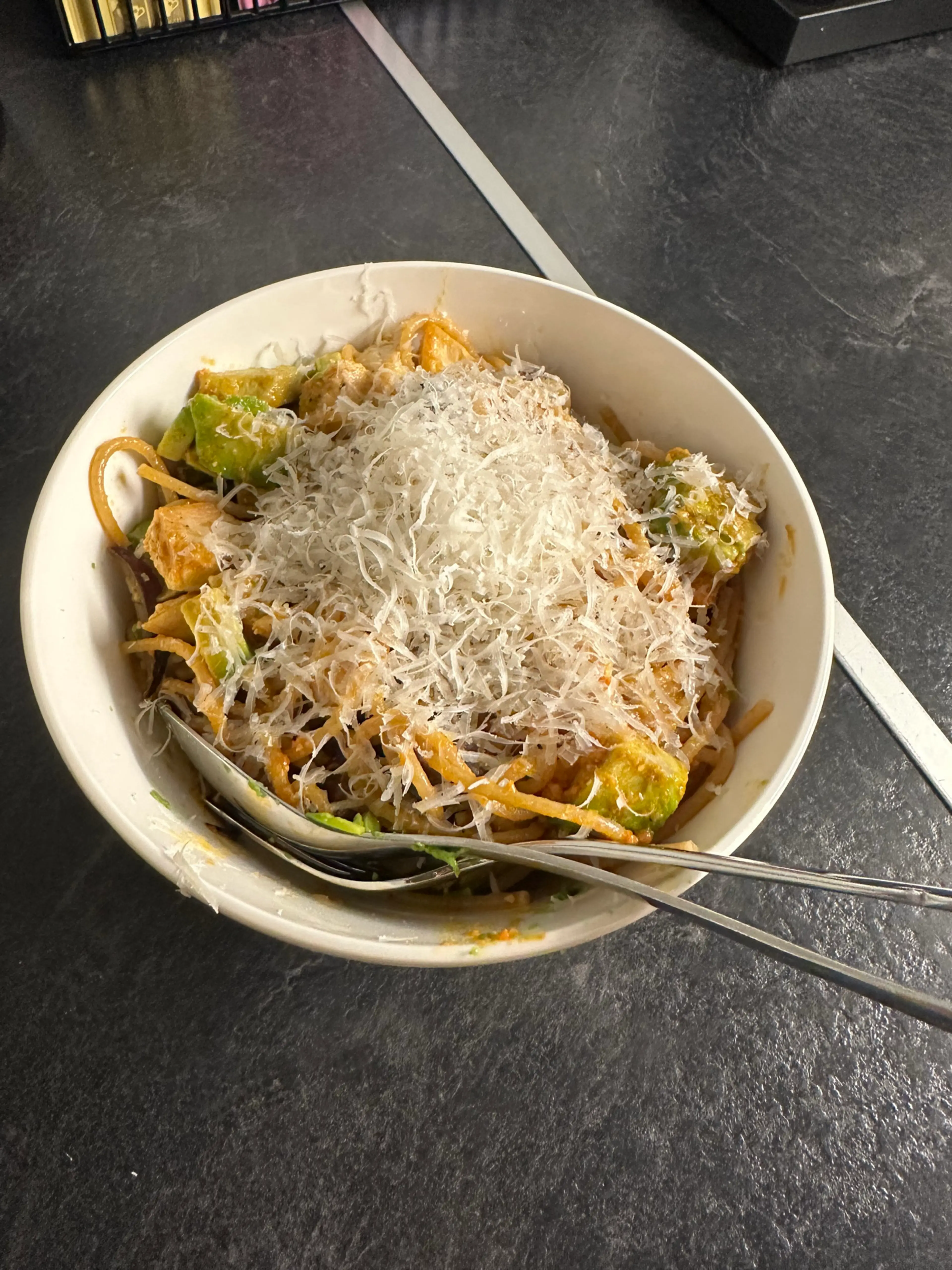 Kycklingpasta med avokado