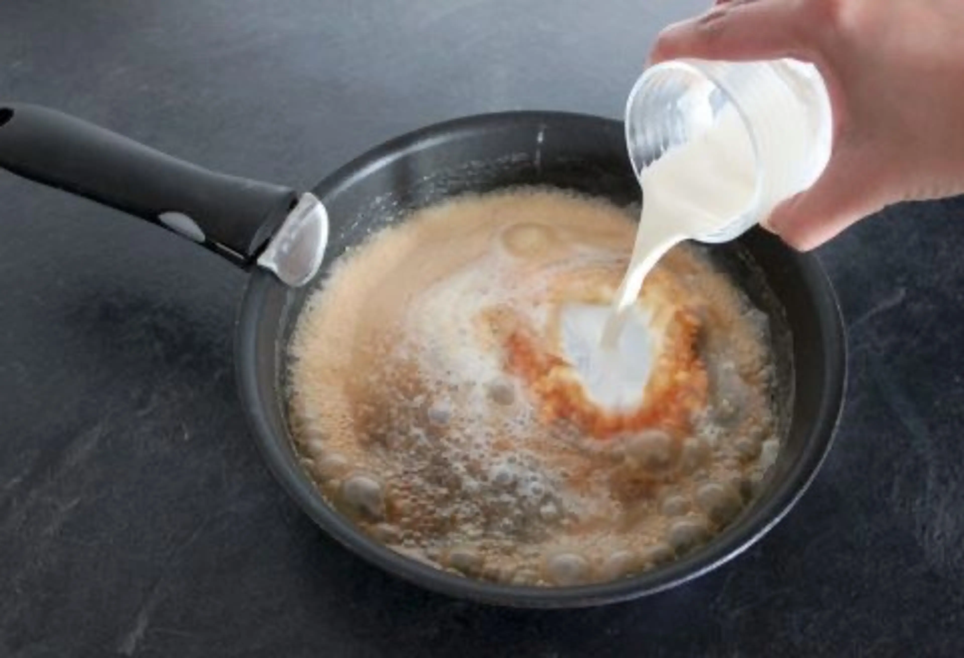 FEUILLETÉS AUX POMMES ET CARAMEL AU BEURRE SALÉ