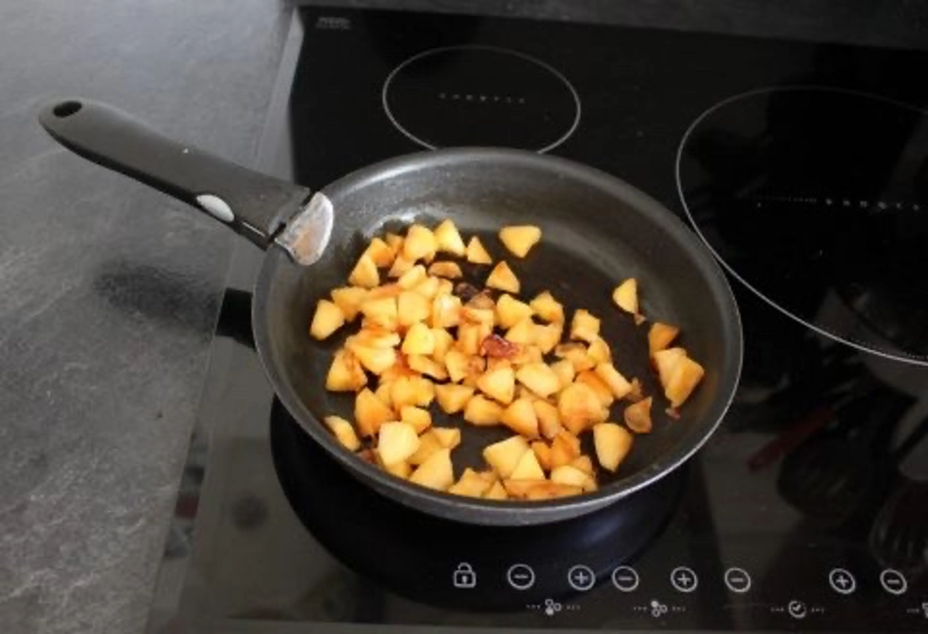 FEUILLETÉS AUX POMMES ET CARAMEL AU BEURRE SALÉ