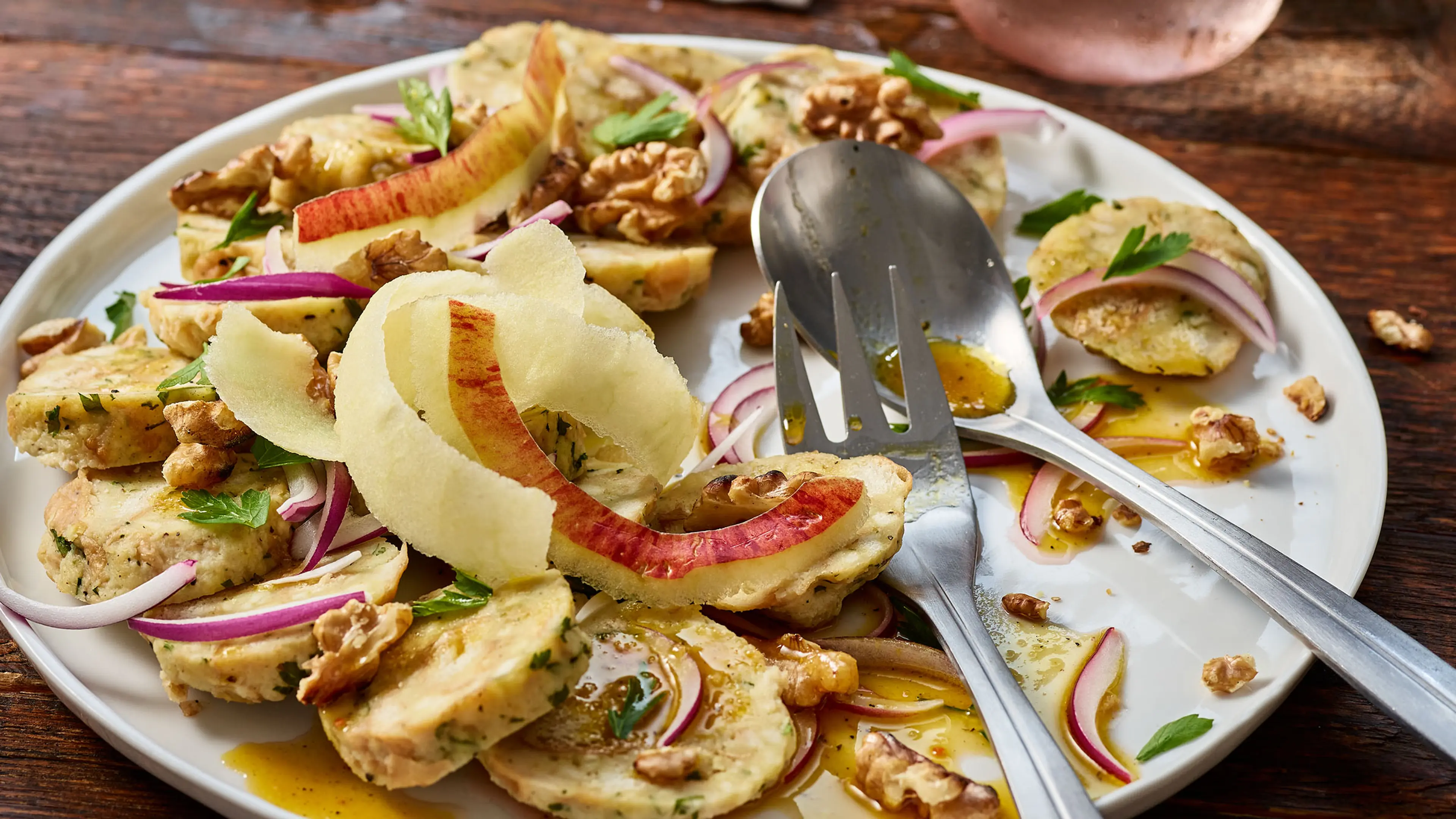 Knödelsalat mit Apfel und Walnuss