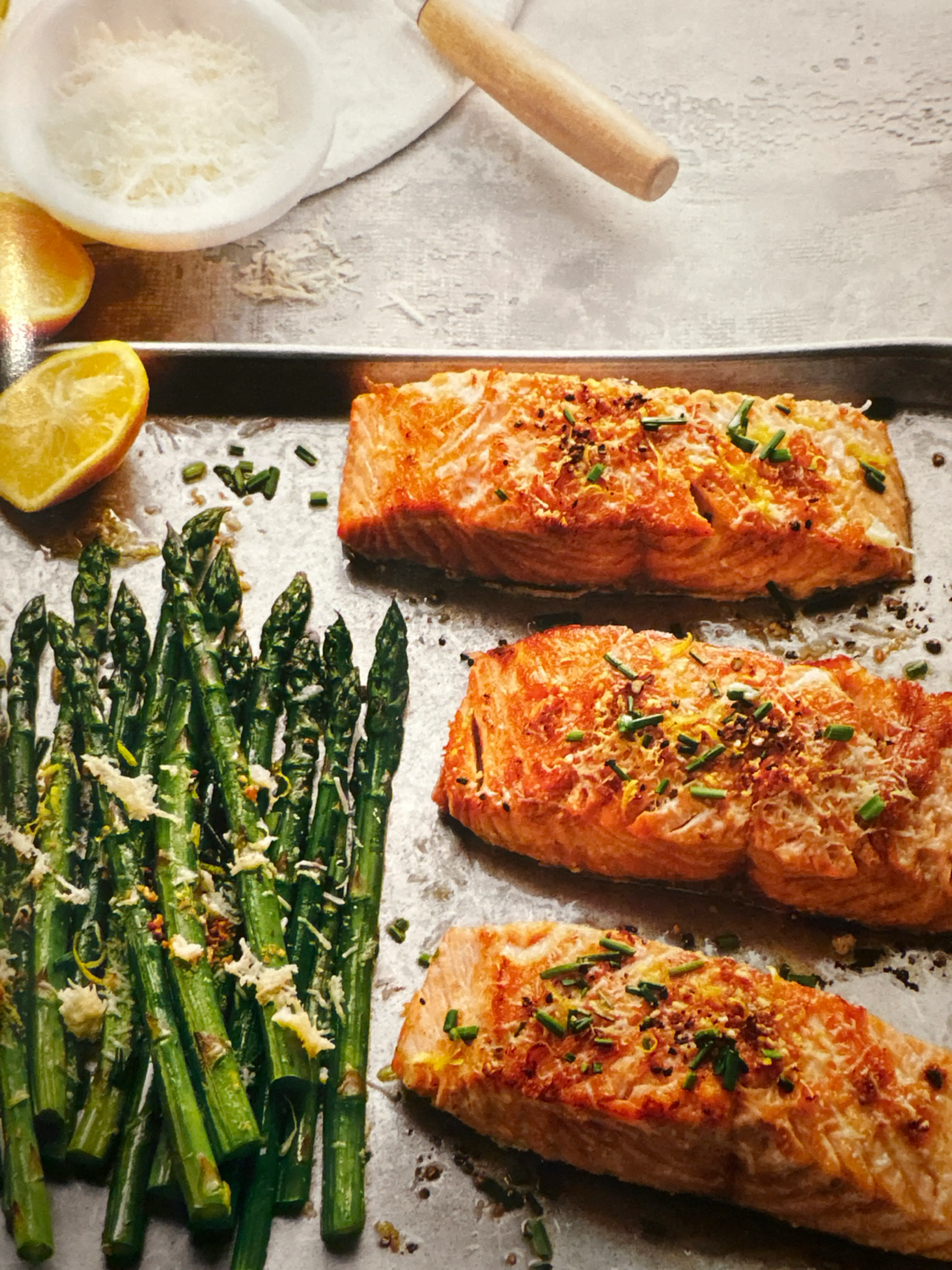 SAUMON ET ASPERGES À L'AIL